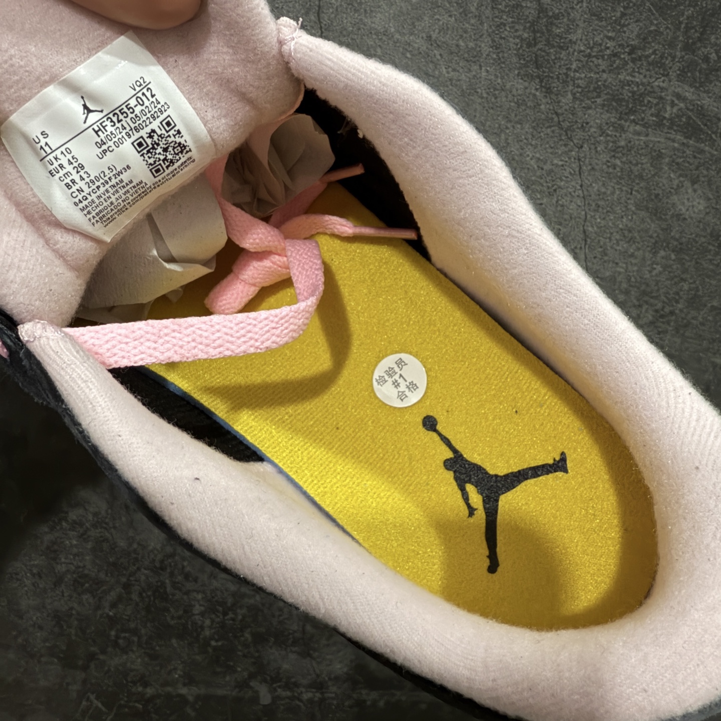 图片[7]-【纯原版】Air Jordan 4 Retro Flight Court 低帮 黑粉 AJ4 乔丹4代 aj4 乔4 低邦 黑粉 乔丹篮球鞋系列 目前市场最正确版本 头层翻毛＋头层皮 区别市场通货 正确针织鞋码效果 版型完美 正确私模大底 鞋款整体以黑色翻毛皮打造，搭配侧身黑色麂皮框架，鞋舌及后跟Jumpman Logo分别采用黑色、灰色刺绣点缀，后跟侧身Flighth字样也辅以灰色刺绣呈现，秉承轻量化的速度型篮球鞋设计思想完成设计，降低重量的同时提升舒适度，中底延续前作使用了分离式后掌可视化Air Soleb气垫。鞋带孔和后跟鞋提以籃网为造型灵感，将篮球运动巧妙融入到鞋款的设计之中，使鞋身整体富有流动性、节奏感和优雅气质。 货号：HF3255-012 尺码：36 36.5 37.5 38 38.5 39 40 40.5 41 42 42.5 43 44 44.5 45-选品中心