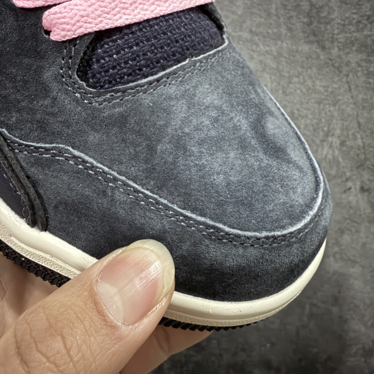 图片[5]-【纯原版】Air Jordan 4 Retro Flight Court 低帮 黑粉 AJ4 乔丹4代 aj4 乔4 低邦 黑粉 乔丹篮球鞋系列 目前市场最正确版本 头层翻毛＋头层皮 区别市场通货 正确针织鞋码效果 版型完美 正确私模大底 鞋款整体以黑色翻毛皮打造，搭配侧身黑色麂皮框架，鞋舌及后跟Jumpman Logo分别采用黑色、灰色刺绣点缀，后跟侧身Flighth字样也辅以灰色刺绣呈现，秉承轻量化的速度型篮球鞋设计思想完成设计，降低重量的同时提升舒适度，中底延续前作使用了分离式后掌可视化Air Soleb气垫。鞋带孔和后跟鞋提以籃网为造型灵感，将篮球运动巧妙融入到鞋款的设计之中，使鞋身整体富有流动性、节奏感和优雅气质。 货号：HF3255-012 尺码：36 36.5 37.5 38 38.5 39 40 40.5 41 42 42.5 43 44 44.5 45-选品中心