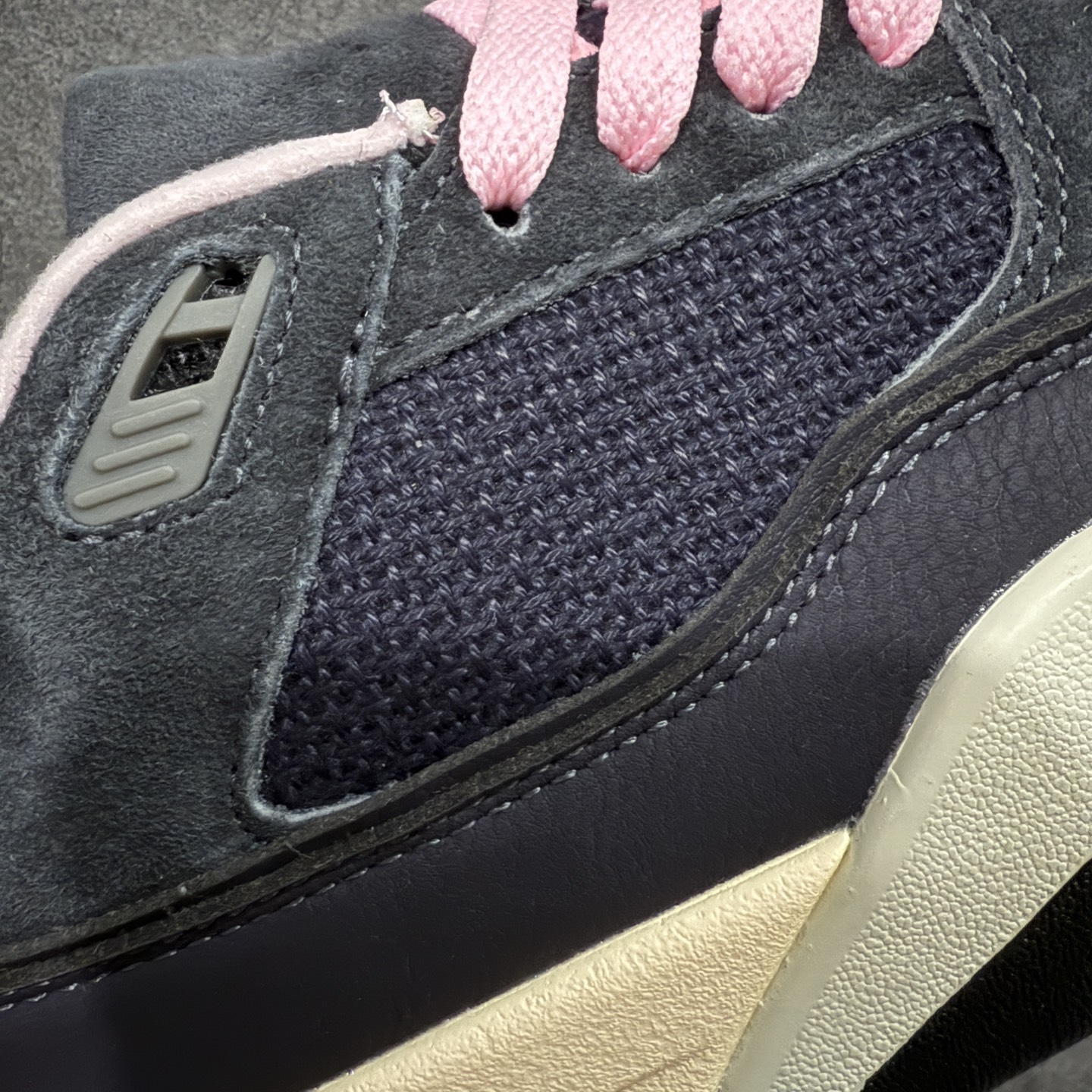 图片[4]-【纯原版】Air Jordan 4 Retro Flight Court 低帮 黑粉 AJ4 乔丹4代 aj4 乔4 低邦 黑粉 乔丹篮球鞋系列 目前市场最正确版本 头层翻毛＋头层皮 区别市场通货 正确针织鞋码效果 版型完美 正确私模大底 鞋款整体以黑色翻毛皮打造，搭配侧身黑色麂皮框架，鞋舌及后跟Jumpman Logo分别采用黑色、灰色刺绣点缀，后跟侧身Flighth字样也辅以灰色刺绣呈现，秉承轻量化的速度型篮球鞋设计思想完成设计，降低重量的同时提升舒适度，中底延续前作使用了分离式后掌可视化Air Soleb气垫。鞋带孔和后跟鞋提以籃网为造型灵感，将篮球运动巧妙融入到鞋款的设计之中，使鞋身整体富有流动性、节奏感和优雅气质。 货号：HF3255-012 尺码：36 36.5 37.5 38 38.5 39 40 40.5 41 42 42.5 43 44 44.5 45-选品中心