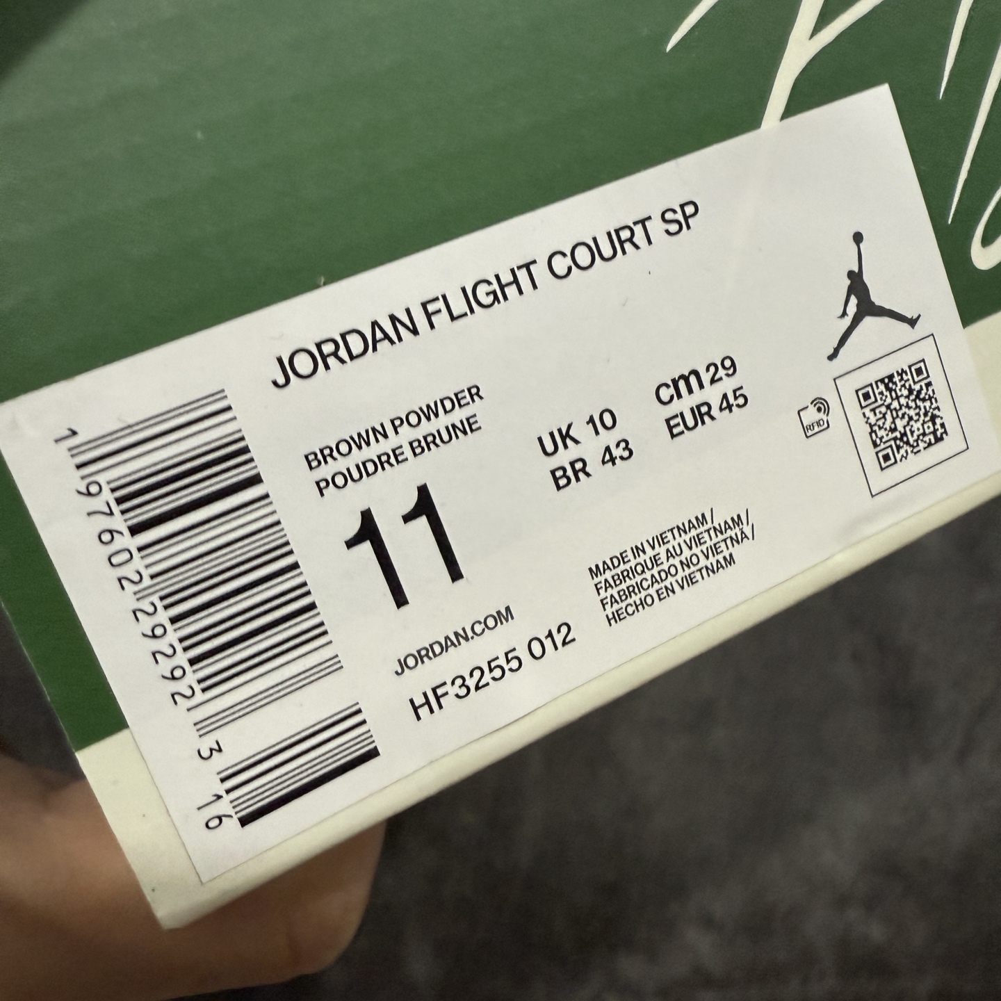 图片[9]-【纯原版】Air Jordan 4 Retro Flight Court 低帮 黑粉 AJ4 乔丹4代 aj4 乔4 低邦 黑粉 乔丹篮球鞋系列 目前市场最正确版本 头层翻毛＋头层皮 区别市场通货 正确针织鞋码效果 版型完美 正确私模大底 鞋款整体以黑色翻毛皮打造，搭配侧身黑色麂皮框架，鞋舌及后跟Jumpman Logo分别采用黑色、灰色刺绣点缀，后跟侧身Flighth字样也辅以灰色刺绣呈现，秉承轻量化的速度型篮球鞋设计思想完成设计，降低重量的同时提升舒适度，中底延续前作使用了分离式后掌可视化Air Soleb气垫。鞋带孔和后跟鞋提以籃网为造型灵感，将篮球运动巧妙融入到鞋款的设计之中，使鞋身整体富有流动性、节奏感和优雅气质。 货号：HF3255-012 尺码：36 36.5 37.5 38 38.5 39 40 40.5 41 42 42.5 43 44 44.5 45-选品中心