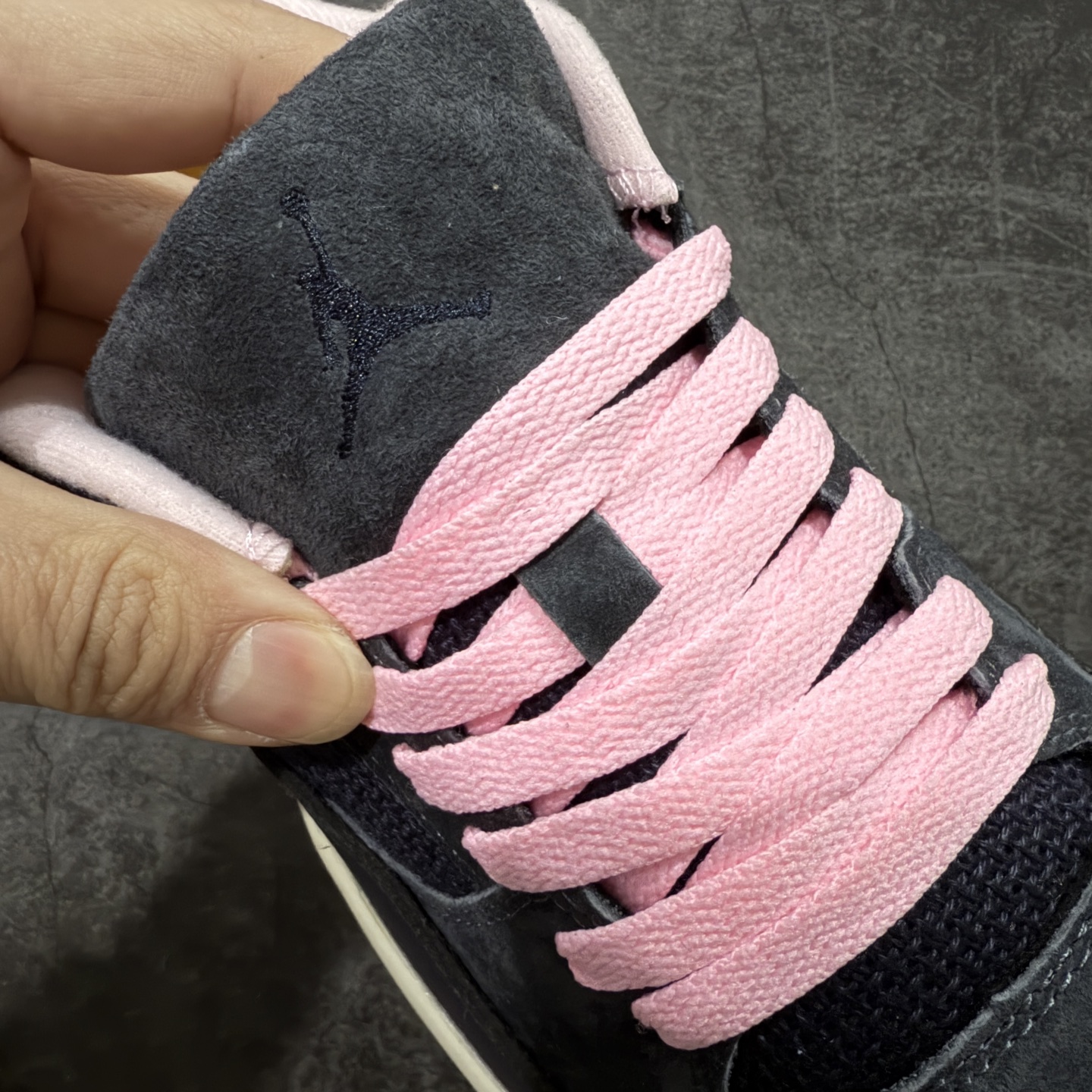 图片[6]-【纯原版】Air Jordan 4 Retro Flight Court 低帮 黑粉 AJ4 乔丹4代 aj4 乔4 低邦 黑粉 乔丹篮球鞋系列 目前市场最正确版本 头层翻毛＋头层皮 区别市场通货 正确针织鞋码效果 版型完美 正确私模大底 鞋款整体以黑色翻毛皮打造，搭配侧身黑色麂皮框架，鞋舌及后跟Jumpman Logo分别采用黑色、灰色刺绣点缀，后跟侧身Flighth字样也辅以灰色刺绣呈现，秉承轻量化的速度型篮球鞋设计思想完成设计，降低重量的同时提升舒适度，中底延续前作使用了分离式后掌可视化Air Soleb气垫。鞋带孔和后跟鞋提以籃网为造型灵感，将篮球运动巧妙融入到鞋款的设计之中，使鞋身整体富有流动性、节奏感和优雅气质。 货号：HF3255-012 尺码：36 36.5 37.5 38 38.5 39 40 40.5 41 42 42.5 43 44 44.5 45-选品中心