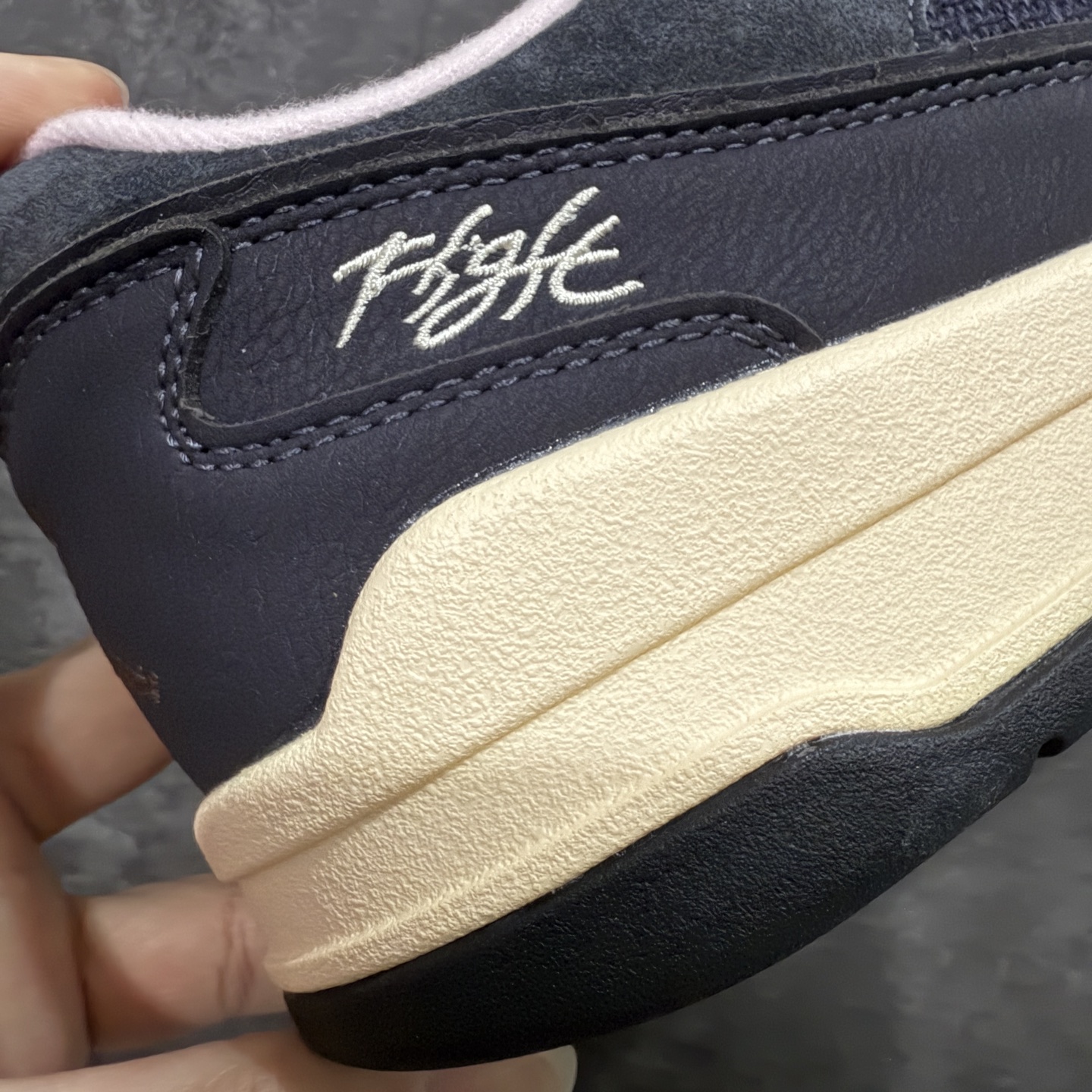 图片[3]-【纯原版】Air Jordan 4 Retro Flight Court 低帮 黑粉 AJ4 乔丹4代 aj4 乔4 低邦 黑粉 乔丹篮球鞋系列 目前市场最正确版本 头层翻毛＋头层皮 区别市场通货 正确针织鞋码效果 版型完美 正确私模大底 鞋款整体以黑色翻毛皮打造，搭配侧身黑色麂皮框架，鞋舌及后跟Jumpman Logo分别采用黑色、灰色刺绣点缀，后跟侧身Flighth字样也辅以灰色刺绣呈现，秉承轻量化的速度型篮球鞋设计思想完成设计，降低重量的同时提升舒适度，中底延续前作使用了分离式后掌可视化Air Soleb气垫。鞋带孔和后跟鞋提以籃网为造型灵感，将篮球运动巧妙融入到鞋款的设计之中，使鞋身整体富有流动性、节奏感和优雅气质。 货号：HF3255-012 尺码：36 36.5 37.5 38 38.5 39 40 40.5 41 42 42.5 43 44 44.5 45-选品中心