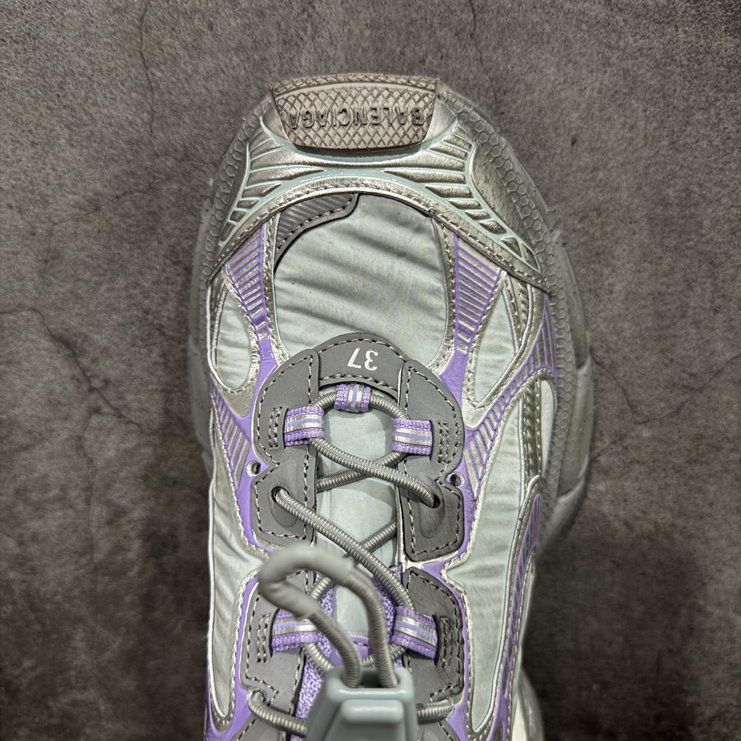 图片[5]-【XA版本】BALENCIAGA 3XL Sneakers 巴黎世家十代网布系带低帮走秀复古老爹鞋 全套原纸板楦头开发 最原汁原味的灵魂版型 全鞋荧光划线卡点 胶水把控整洁度追求极致完美 每一双都是工艺品 多重QC质检 超越公司货的品控标准 实实在在的免检产品 原盒原配 正确字体电绣 粗细、位置、大小正确 侧边TPU 透气孔匹配意产原版 正确分离大底 TPU软底 原版一致大底LOGO 立体感十足 原厂皮料水洗做旧 采购原厂网纱 不含皮革 网布材料和聚氨酯 磨损效果 鞋头边缘和后帮 Balenciaga 徽标 鞋面和后跟凸印尺码 鞋舌 3XL 橡胶品牌标识和反光细节 鞋帮拉袢和鞋舌拉祥 配反光细节 备用鞋带在鞋履前侧 可在穿着前取下 便于不同造型搭配 偏大一码 尺码：35-46-选品中心