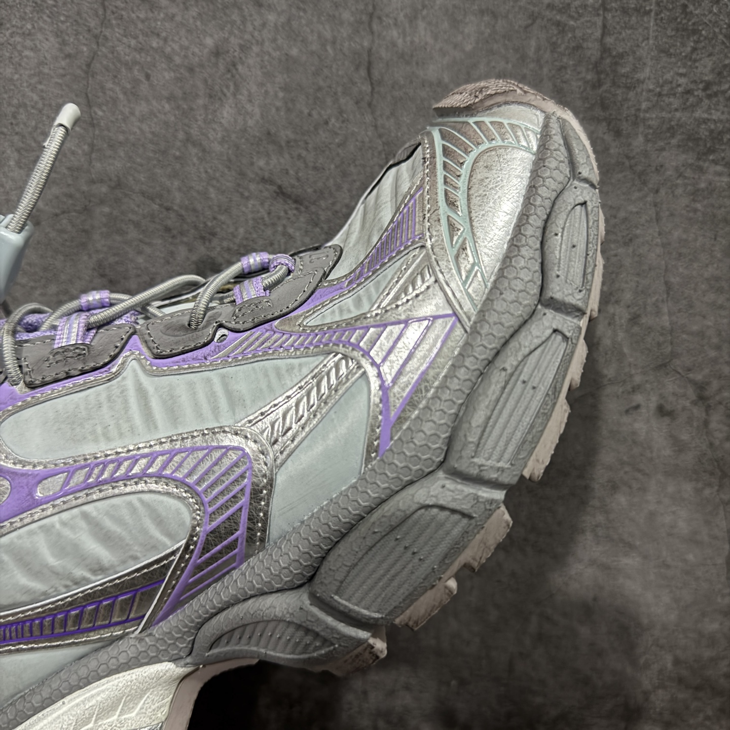 图片[6]-【XA版本】BALENCIAGA 3XL Sneakers 巴黎世家十代网布系带低帮走秀复古老爹鞋 全套原纸板楦头开发 最原汁原味的灵魂版型 全鞋荧光划线卡点 胶水把控整洁度追求极致完美 每一双都是工艺品 多重QC质检 超越公司货的品控标准 实实在在的免检产品 原盒原配 正确字体电绣 粗细、位置、大小正确 侧边TPU 透气孔匹配意产原版 正确分离大底 TPU软底 原版一致大底LOGO 立体感十足 原厂皮料水洗做旧 采购原厂网纱 不含皮革 网布材料和聚氨酯 磨损效果 鞋头边缘和后帮 Balenciaga 徽标 鞋面和后跟凸印尺码 鞋舌 3XL 橡胶品牌标识和反光细节 鞋帮拉袢和鞋舌拉祥 配反光细节 备用鞋带在鞋履前侧 可在穿着前取下 便于不同造型搭配 偏大一码 尺码：35-46-选品中心