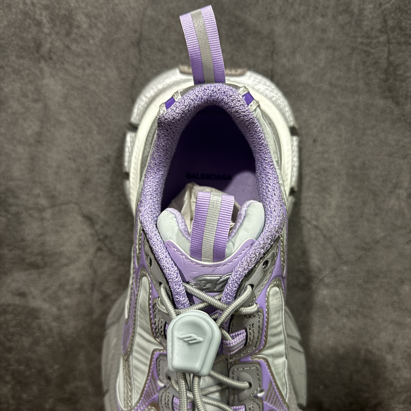 图片[8]-【XA版本】BALENCIAGA 3XL Sneakers 巴黎世家十代网布系带低帮走秀复古老爹鞋 全套原纸板楦头开发 最原汁原味的灵魂版型 全鞋荧光划线卡点 胶水把控整洁度追求极致完美 每一双都是工艺品 多重QC质检 超越公司货的品控标准 实实在在的免检产品 原盒原配 正确字体电绣 粗细、位置、大小正确 侧边TPU 透气孔匹配意产原版 正确分离大底 TPU软底 原版一致大底LOGO 立体感十足 原厂皮料水洗做旧 采购原厂网纱 不含皮革 网布材料和聚氨酯 磨损效果 鞋头边缘和后帮 Balenciaga 徽标 鞋面和后跟凸印尺码 鞋舌 3XL 橡胶品牌标识和反光细节 鞋帮拉袢和鞋舌拉祥 配反光细节 备用鞋带在鞋履前侧 可在穿着前取下 便于不同造型搭配 偏大一码 尺码：35-46-选品中心