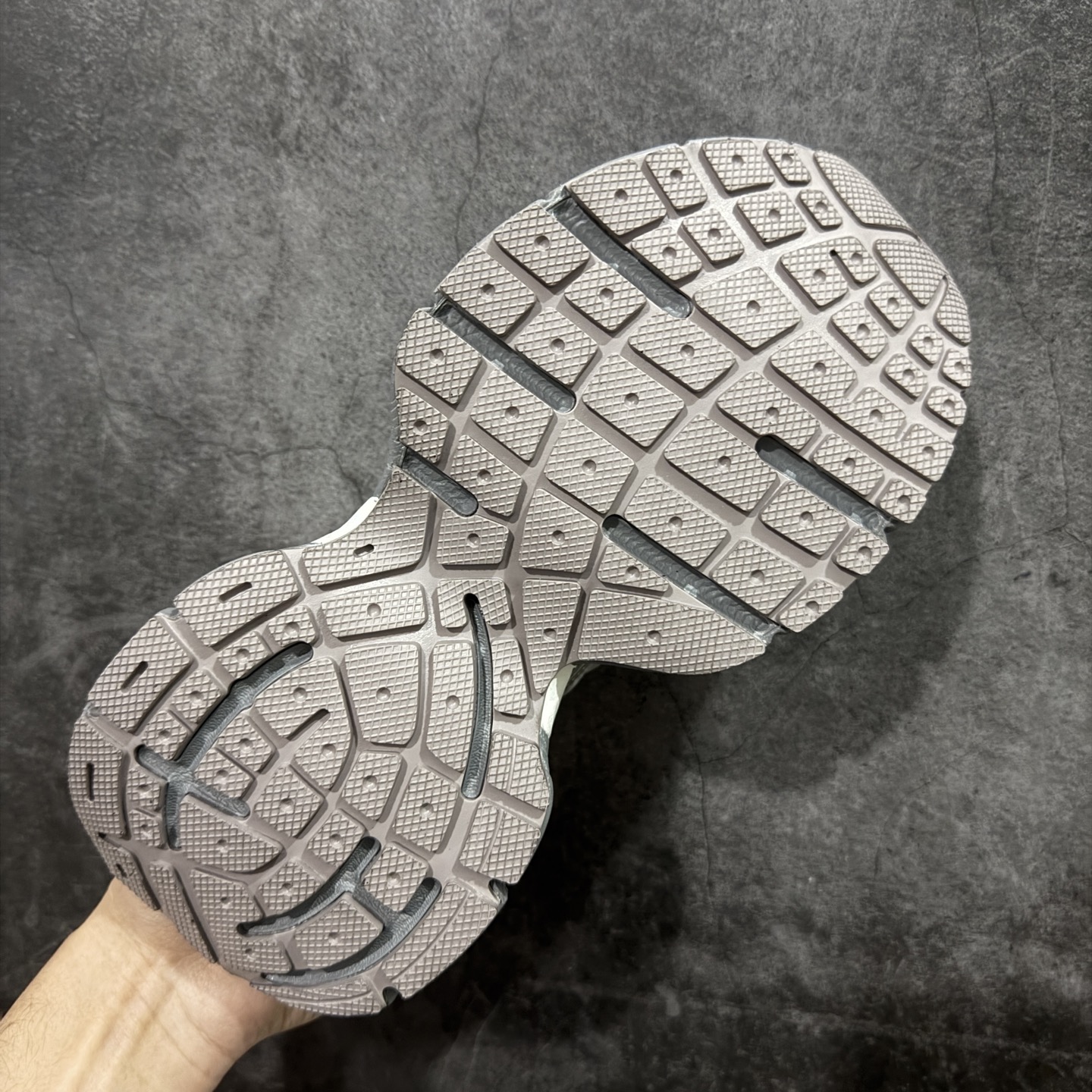 图片[9]-【XA版本】BALENCIAGA 3XL Sneakers 巴黎世家十代网布系带低帮走秀复古老爹鞋 全套原纸板楦头开发 最原汁原味的灵魂版型 全鞋荧光划线卡点 胶水把控整洁度追求极致完美 每一双都是工艺品 多重QC质检 超越公司货的品控标准 实实在在的免检产品 原盒原配 正确字体电绣 粗细、位置、大小正确 侧边TPU 透气孔匹配意产原版 正确分离大底 TPU软底 原版一致大底LOGO 立体感十足 原厂皮料水洗做旧 采购原厂网纱 不含皮革 网布材料和聚氨酯 磨损效果 鞋头边缘和后帮 Balenciaga 徽标 鞋面和后跟凸印尺码 鞋舌 3XL 橡胶品牌标识和反光细节 鞋帮拉袢和鞋舌拉祥 配反光细节 备用鞋带在鞋履前侧 可在穿着前取下 便于不同造型搭配 偏大一码 尺码：35-46-选品中心