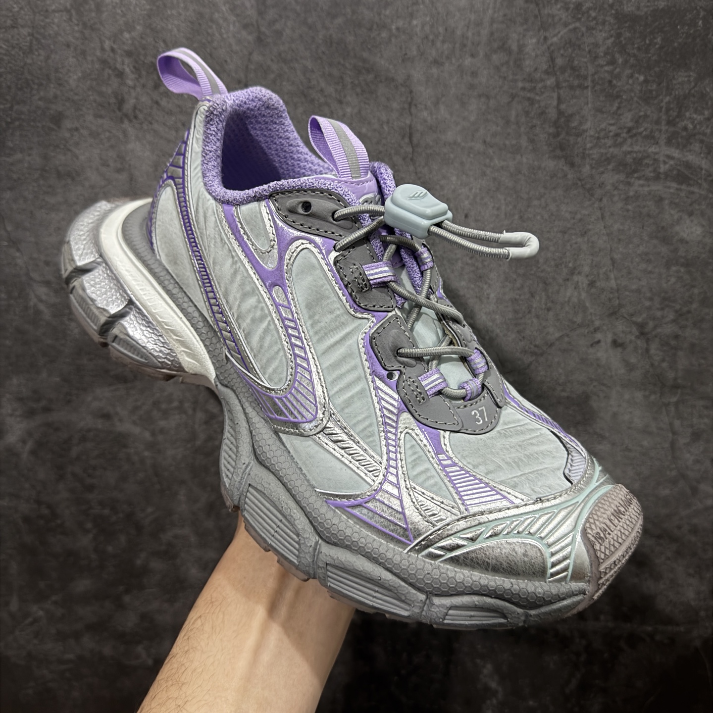 图片[3]-【XA版本】BALENCIAGA 3XL Sneakers 巴黎世家十代网布系带低帮走秀复古老爹鞋 全套原纸板楦头开发 最原汁原味的灵魂版型 全鞋荧光划线卡点 胶水把控整洁度追求极致完美 每一双都是工艺品 多重QC质检 超越公司货的品控标准 实实在在的免检产品 原盒原配 正确字体电绣 粗细、位置、大小正确 侧边TPU 透气孔匹配意产原版 正确分离大底 TPU软底 原版一致大底LOGO 立体感十足 原厂皮料水洗做旧 采购原厂网纱 不含皮革 网布材料和聚氨酯 磨损效果 鞋头边缘和后帮 Balenciaga 徽标 鞋面和后跟凸印尺码 鞋舌 3XL 橡胶品牌标识和反光细节 鞋帮拉袢和鞋舌拉祥 配反光细节 备用鞋带在鞋履前侧 可在穿着前取下 便于不同造型搭配 偏大一码 尺码：35-46-选品中心