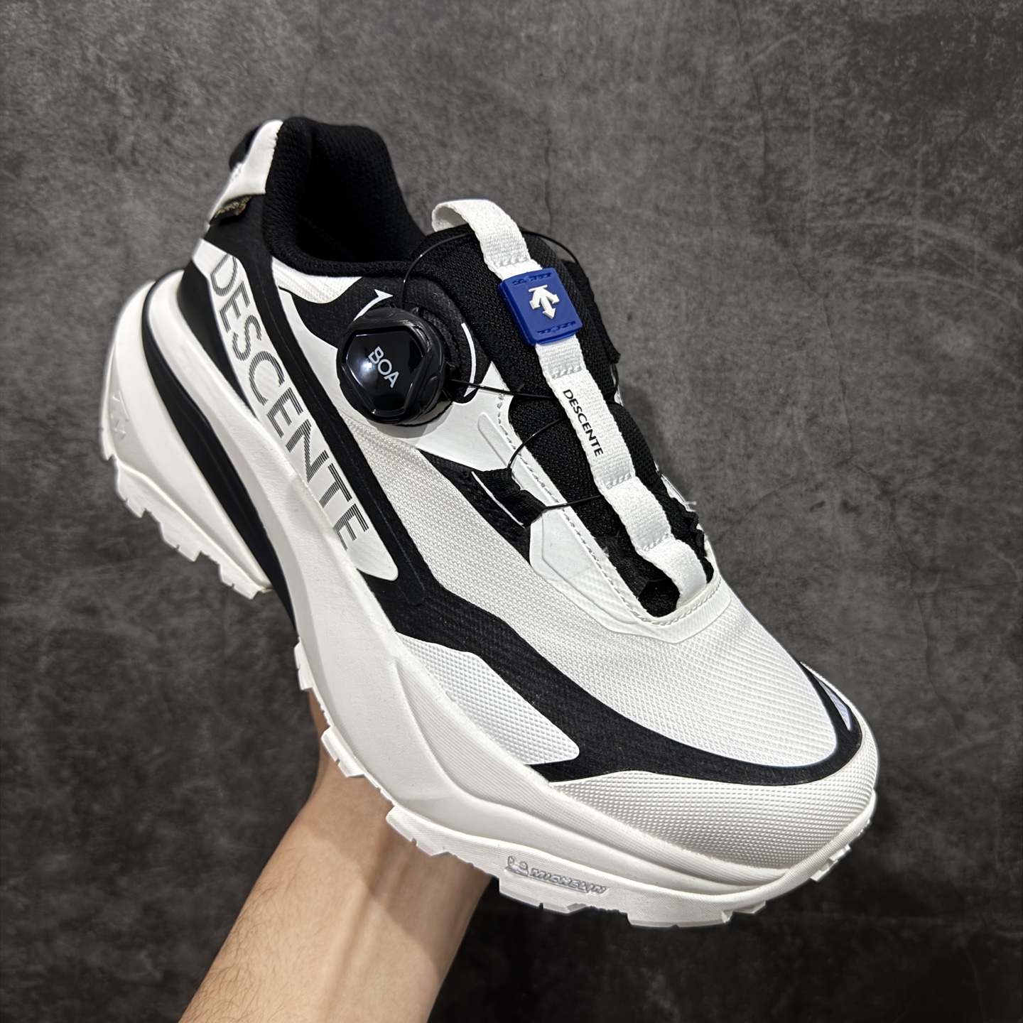 图片[3]-【纯原版】迪桑特DESCENTE SKI STYLE系列 GORE-TEX 舒适 耐磨防水 低帮 徒步鞋 男女同款 黑白 采用皮面网眼材质鞋面 通透不闷热 前掌易弯折设计 提供灵活的穿着感受 后跟Z-FOAM填充 缓震回弹 BOA FIT SYSTEM系带系统 便捷穿脱 尺码：40-45-选品中心