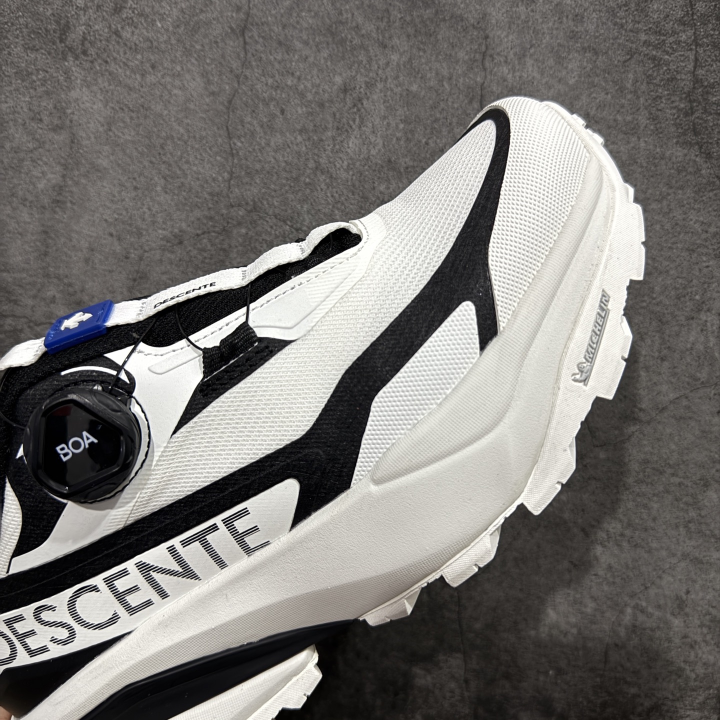 图片[6]-【纯原版】迪桑特DESCENTE SKI STYLE系列 GORE-TEX 舒适 耐磨防水 低帮 徒步鞋 男女同款 黑白 采用皮面网眼材质鞋面 通透不闷热 前掌易弯折设计 提供灵活的穿着感受 后跟Z-FOAM填充 缓震回弹 BOA FIT SYSTEM系带系统 便捷穿脱 尺码：40-45-选品中心