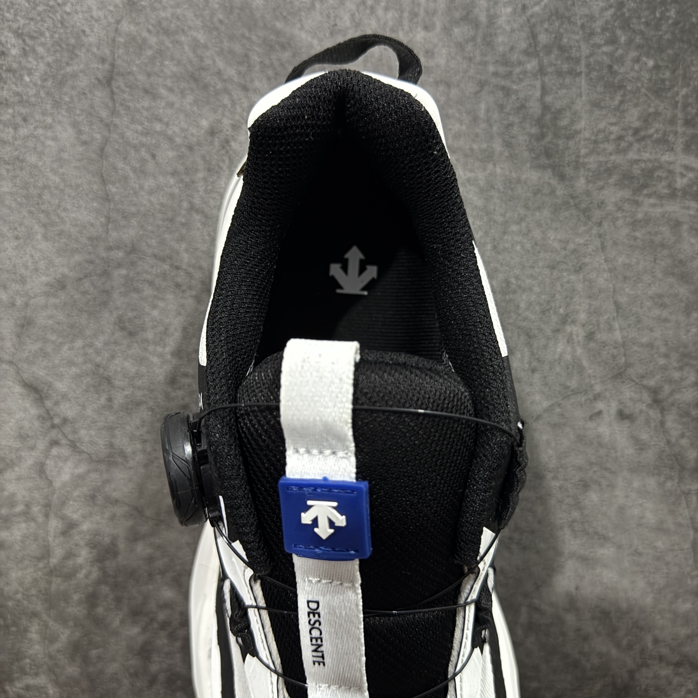 图片[8]-【纯原版】迪桑特DESCENTE SKI STYLE系列 GORE-TEX 舒适 耐磨防水 低帮 徒步鞋 男女同款 黑白 采用皮面网眼材质鞋面 通透不闷热 前掌易弯折设计 提供灵活的穿着感受 后跟Z-FOAM填充 缓震回弹 BOA FIT SYSTEM系带系统 便捷穿脱 尺码：40-45-选品中心