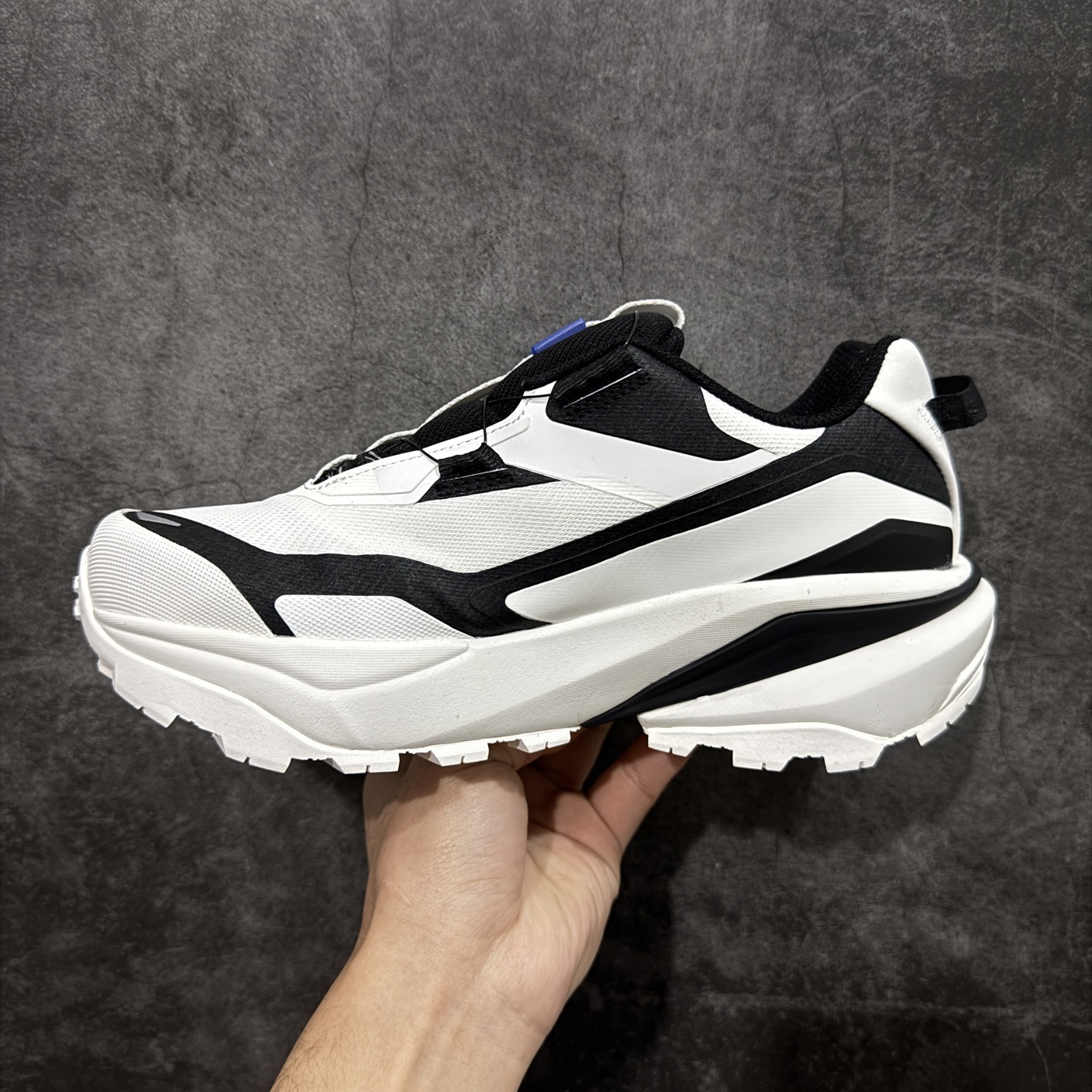 图片[2]-【纯原版】迪桑特DESCENTE SKI STYLE系列 GORE-TEX 舒适 耐磨防水 低帮 徒步鞋 男女同款 黑白 采用皮面网眼材质鞋面 通透不闷热 前掌易弯折设计 提供灵活的穿着感受 后跟Z-FOAM填充 缓震回弹 BOA FIT SYSTEM系带系统 便捷穿脱 尺码：40-45-选品中心