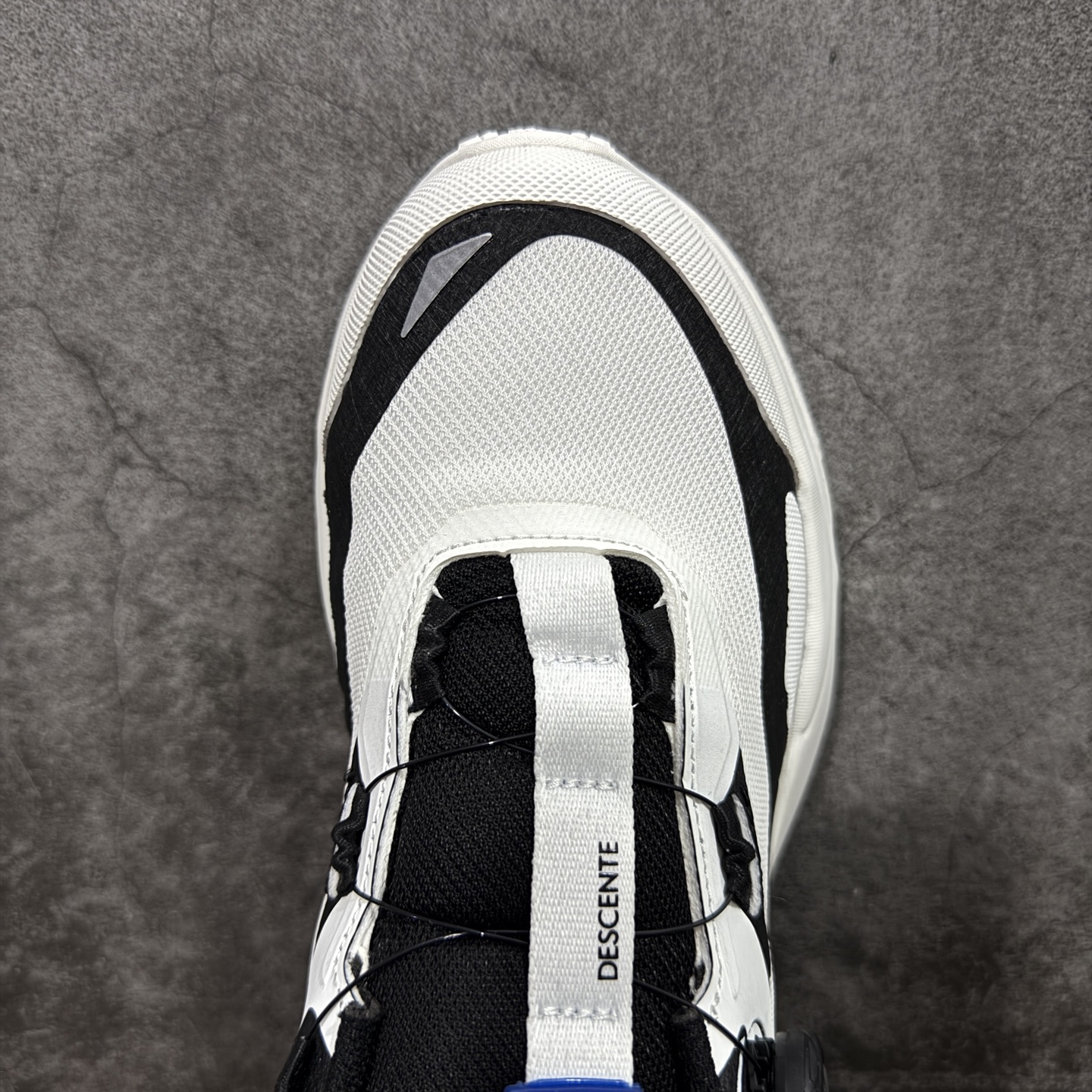 图片[5]-【纯原版】迪桑特DESCENTE SKI STYLE系列 GORE-TEX 舒适 耐磨防水 低帮 徒步鞋 男女同款 黑白 采用皮面网眼材质鞋面 通透不闷热 前掌易弯折设计 提供灵活的穿着感受 后跟Z-FOAM填充 缓震回弹 BOA FIT SYSTEM系带系统 便捷穿脱 尺码：40-45-选品中心