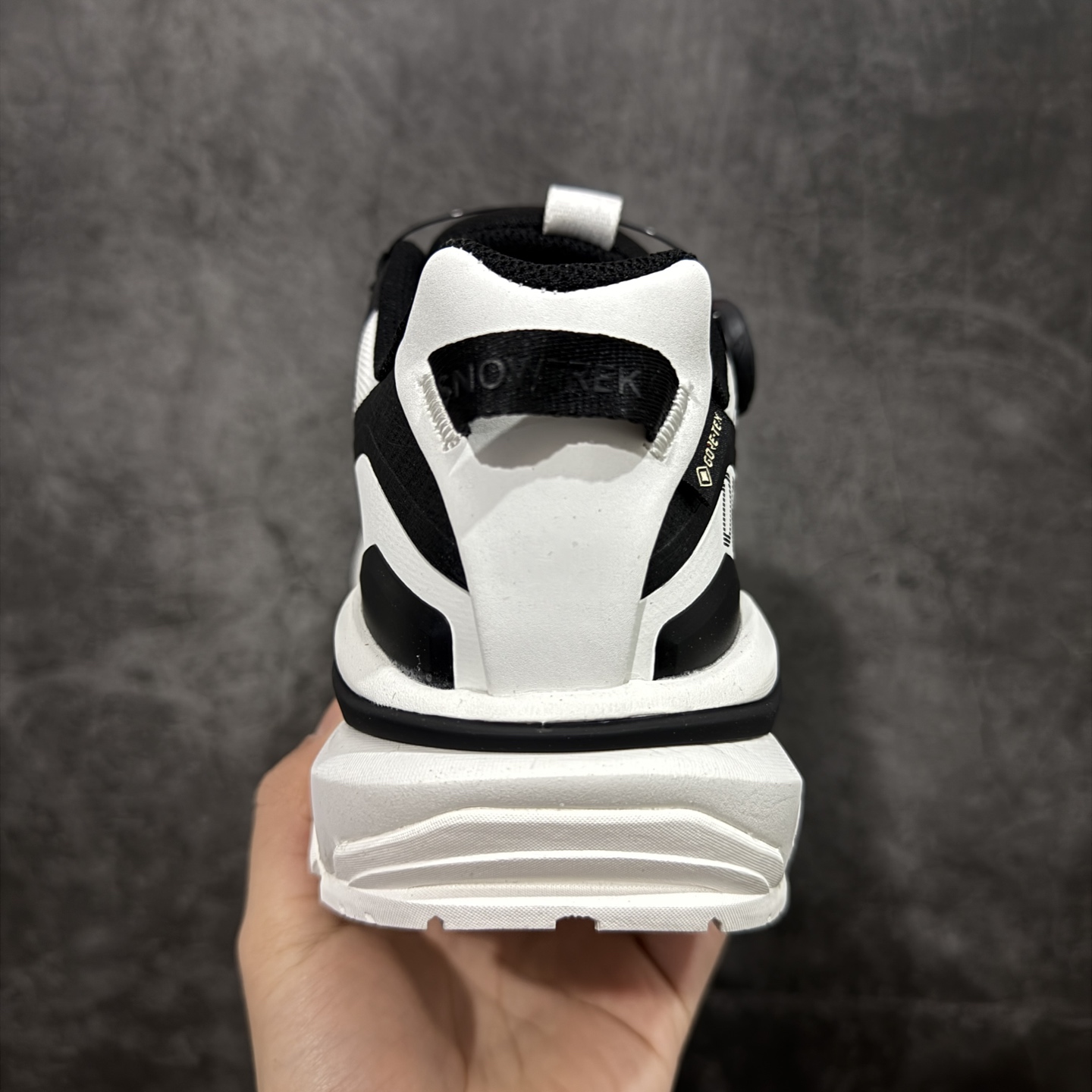 图片[4]-【纯原版】迪桑特DESCENTE SKI STYLE系列 GORE-TEX 舒适 耐磨防水 低帮 徒步鞋 男女同款 黑白 采用皮面网眼材质鞋面 通透不闷热 前掌易弯折设计 提供灵活的穿着感受 后跟Z-FOAM填充 缓震回弹 BOA FIT SYSTEM系带系统 便捷穿脱 尺码：40-45-选品中心