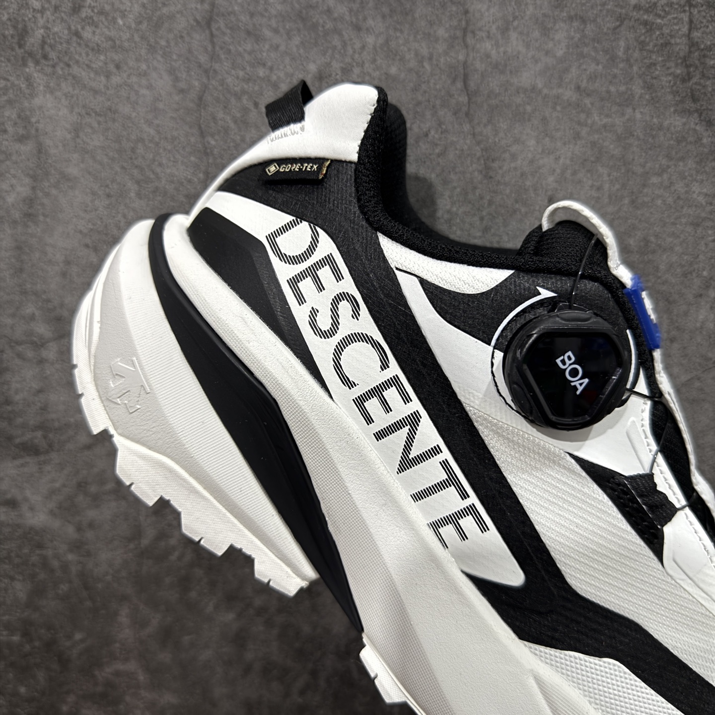 图片[7]-【纯原版】迪桑特DESCENTE SKI STYLE系列 GORE-TEX 舒适 耐磨防水 低帮 徒步鞋 男女同款 黑白 采用皮面网眼材质鞋面 通透不闷热 前掌易弯折设计 提供灵活的穿着感受 后跟Z-FOAM填充 缓震回弹 BOA FIT SYSTEM系带系统 便捷穿脱 尺码：40-45-选品中心