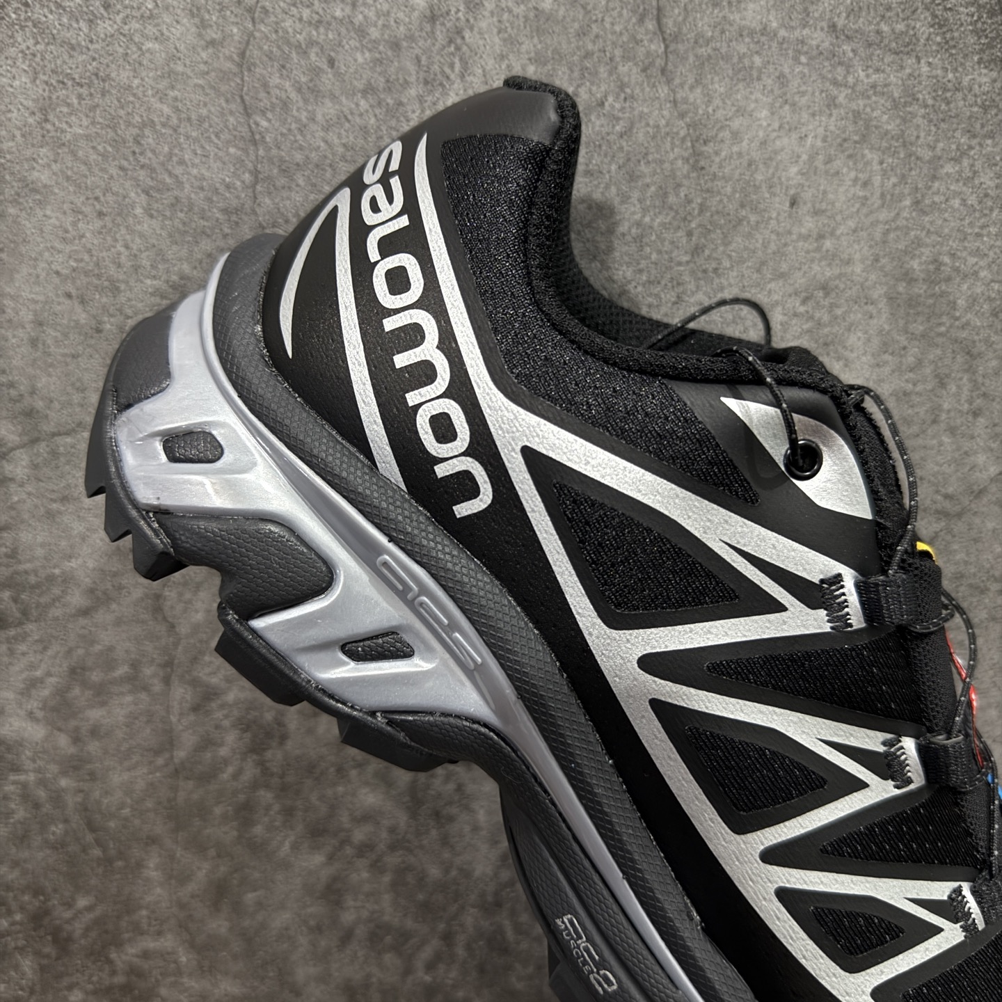 图片[7]-【纯原w1版本】Salomon XT-6 萨洛蒙复古潮流户外机能登山跑鞋 黑银透气款 474506 纯原外贸平台特供订单 耗时半年巨作 全套原纸板楦头开发 原厂特供网布配套加持 确保原汁原味 完美呈现版型 原档数据独家私模五层组合大底 男女鞋同步官方开发至46 原装Ortholite轻量化鞋垫 中底布带钢印编号 原厂TPU锁扣 进口港宝加持 后跟自然饱满 还原公司包裹性 鞋面以“锯齿”状的包裹系统呈现 在基色底之下加入了各种色点缀 将公司的最新技术和时尚前卫的造型融入耐用的长跑款式中 鞋面由 TPU 薄膜制成 并焊接在高耐磨网眼上 使其既时尚又坚固 由 ACS底盘支撑 可增强稳定性和支撑力 以及由橡胶凸耳 Contragrip外底覆盖的 EVA 缓冲中底 旨在应对崎岖的地形 鞋舌上的彩色Salomon 标签、Quicklace 系统以及鞋头、鞋舌和鞋跟上的附加品牌使细节更加完美 让穿着者可以轻松驾驭户外与通勤下的任何运动生活场景 无缝鞋身户外随意纵横 颜值与脚感兼备 出街通勤 绝对非常吸睛 你值得拥有 尺码：36 36.5 37.5 38 38.5 39 40 40.5 41 42 42.5 43 44 44.5 45-选品中心