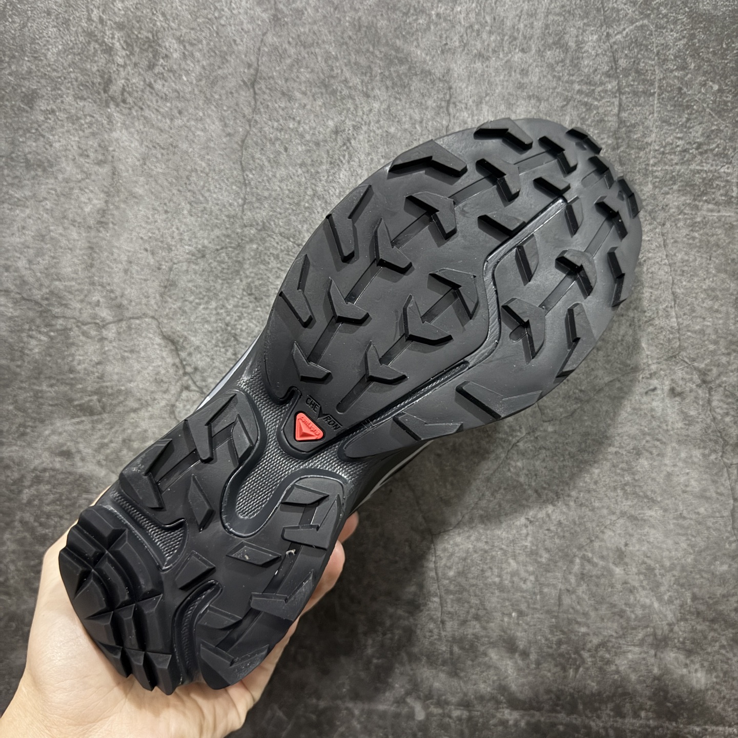 图片[9]-【纯原w1版本】Salomon XT-6 萨洛蒙复古潮流户外机能登山跑鞋 黑银透气款 474506 纯原外贸平台特供订单 耗时半年巨作 全套原纸板楦头开发 原厂特供网布配套加持 确保原汁原味 完美呈现版型 原档数据独家私模五层组合大底 男女鞋同步官方开发至46 原装Ortholite轻量化鞋垫 中底布带钢印编号 原厂TPU锁扣 进口港宝加持 后跟自然饱满 还原公司包裹性 鞋面以“锯齿”状的包裹系统呈现 在基色底之下加入了各种色点缀 将公司的最新技术和时尚前卫的造型融入耐用的长跑款式中 鞋面由 TPU 薄膜制成 并焊接在高耐磨网眼上 使其既时尚又坚固 由 ACS底盘支撑 可增强稳定性和支撑力 以及由橡胶凸耳 Contragrip外底覆盖的 EVA 缓冲中底 旨在应对崎岖的地形 鞋舌上的彩色Salomon 标签、Quicklace 系统以及鞋头、鞋舌和鞋跟上的附加品牌使细节更加完美 让穿着者可以轻松驾驭户外与通勤下的任何运动生活场景 无缝鞋身户外随意纵横 颜值与脚感兼备 出街通勤 绝对非常吸睛 你值得拥有 尺码：36 36.5 37.5 38 38.5 39 40 40.5 41 42 42.5 43 44 44.5 45-选品中心