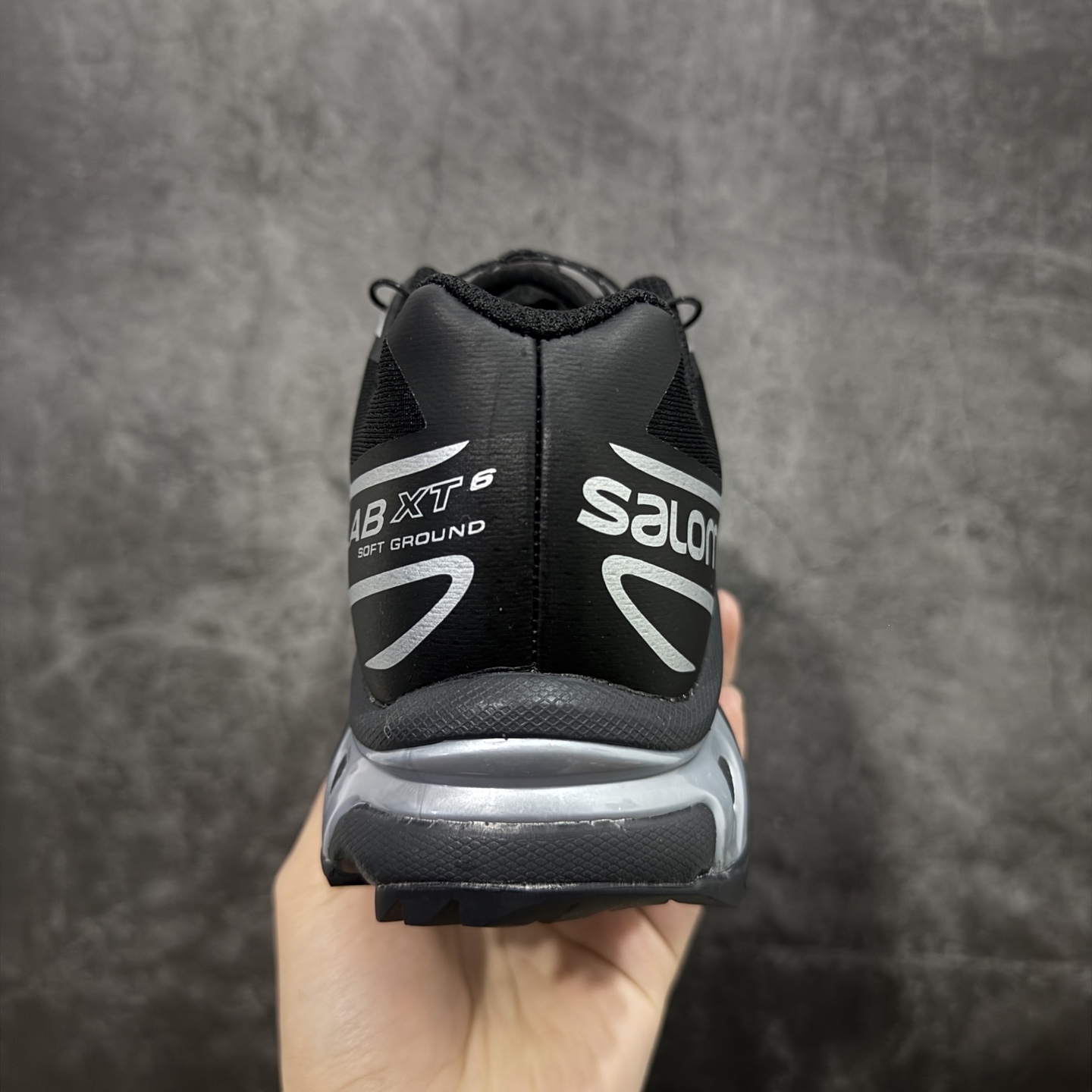 图片[4]-【纯原w1版本】Salomon XT-6 萨洛蒙复古潮流户外机能登山跑鞋 黑银透气款 474506 纯原外贸平台特供订单 耗时半年巨作 全套原纸板楦头开发 原厂特供网布配套加持 确保原汁原味 完美呈现版型 原档数据独家私模五层组合大底 男女鞋同步官方开发至46 原装Ortholite轻量化鞋垫 中底布带钢印编号 原厂TPU锁扣 进口港宝加持 后跟自然饱满 还原公司包裹性 鞋面以“锯齿”状的包裹系统呈现 在基色底之下加入了各种色点缀 将公司的最新技术和时尚前卫的造型融入耐用的长跑款式中 鞋面由 TPU 薄膜制成 并焊接在高耐磨网眼上 使其既时尚又坚固 由 ACS底盘支撑 可增强稳定性和支撑力 以及由橡胶凸耳 Contragrip外底覆盖的 EVA 缓冲中底 旨在应对崎岖的地形 鞋舌上的彩色Salomon 标签、Quicklace 系统以及鞋头、鞋舌和鞋跟上的附加品牌使细节更加完美 让穿着者可以轻松驾驭户外与通勤下的任何运动生活场景 无缝鞋身户外随意纵横 颜值与脚感兼备 出街通勤 绝对非常吸睛 你值得拥有 尺码：36 36.5 37.5 38 38.5 39 40 40.5 41 42 42.5 43 44 44.5 45-选品中心