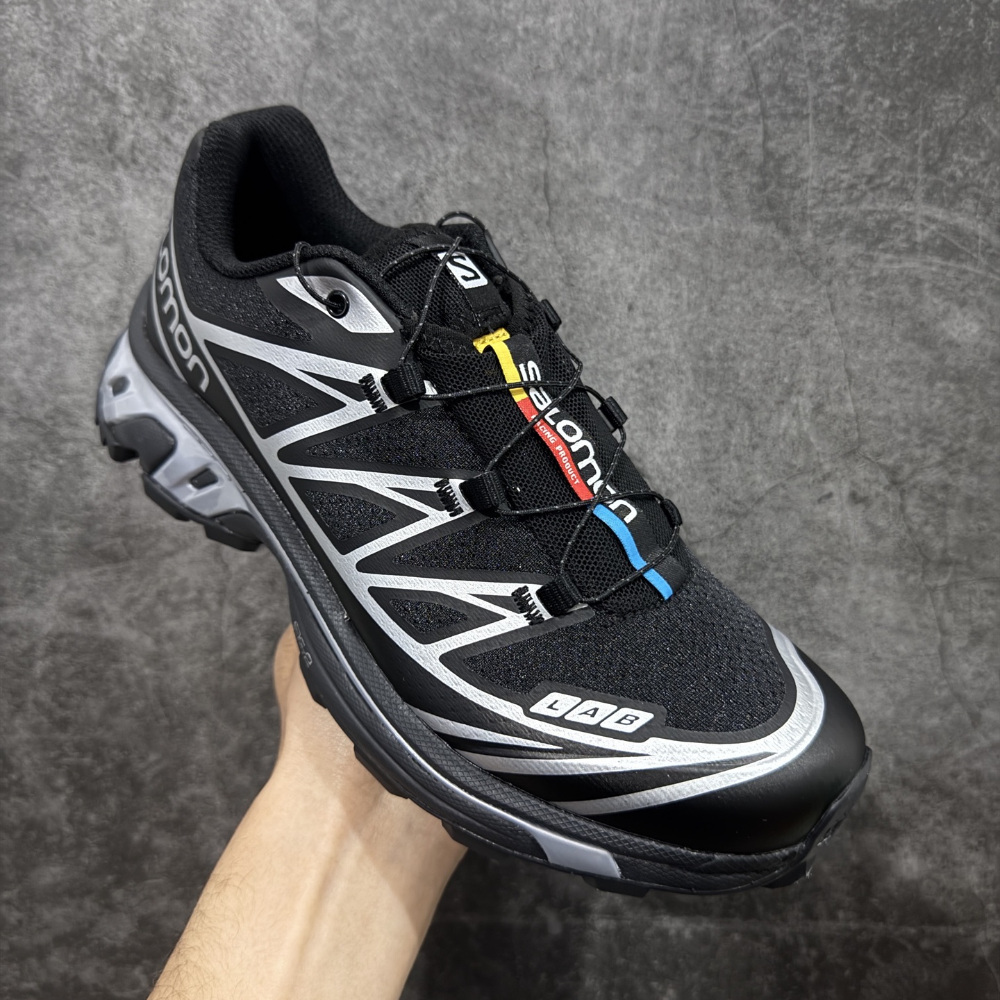 图片[3]-【纯原w1版本】Salomon XT-6 萨洛蒙复古潮流户外机能登山跑鞋 黑银透气款 474506 纯原外贸平台特供订单 耗时半年巨作 全套原纸板楦头开发 原厂特供网布配套加持 确保原汁原味 完美呈现版型 原档数据独家私模五层组合大底 男女鞋同步官方开发至46 原装Ortholite轻量化鞋垫 中底布带钢印编号 原厂TPU锁扣 进口港宝加持 后跟自然饱满 还原公司包裹性 鞋面以“锯齿”状的包裹系统呈现 在基色底之下加入了各种色点缀 将公司的最新技术和时尚前卫的造型融入耐用的长跑款式中 鞋面由 TPU 薄膜制成 并焊接在高耐磨网眼上 使其既时尚又坚固 由 ACS底盘支撑 可增强稳定性和支撑力 以及由橡胶凸耳 Contragrip外底覆盖的 EVA 缓冲中底 旨在应对崎岖的地形 鞋舌上的彩色Salomon 标签、Quicklace 系统以及鞋头、鞋舌和鞋跟上的附加品牌使细节更加完美 让穿着者可以轻松驾驭户外与通勤下的任何运动生活场景 无缝鞋身户外随意纵横 颜值与脚感兼备 出街通勤 绝对非常吸睛 你值得拥有 尺码：36 36.5 37.5 38 38.5 39 40 40.5 41 42 42.5 43 44 44.5 45-选品中心