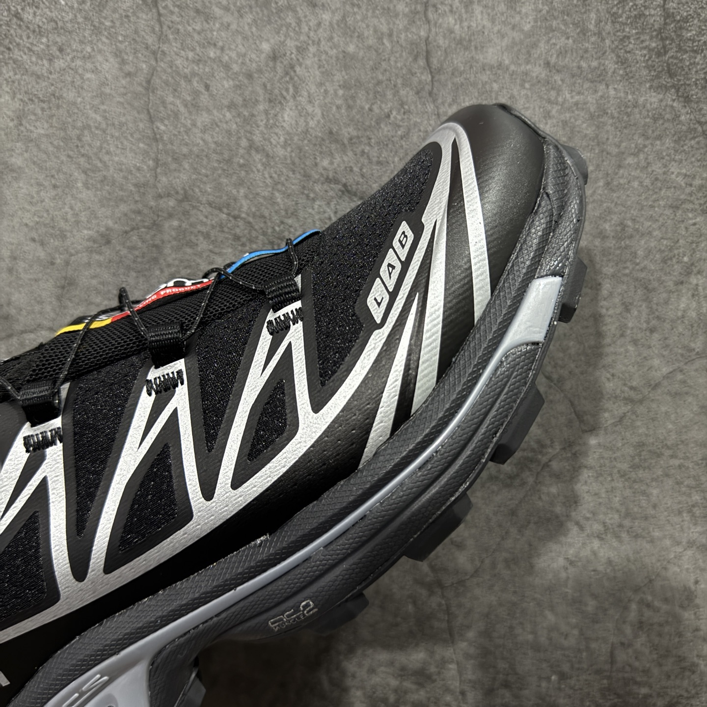 图片[6]-【纯原w1版本】Salomon XT-6 萨洛蒙复古潮流户外机能登山跑鞋 黑银透气款 474506 纯原外贸平台特供订单 耗时半年巨作 全套原纸板楦头开发 原厂特供网布配套加持 确保原汁原味 完美呈现版型 原档数据独家私模五层组合大底 男女鞋同步官方开发至46 原装Ortholite轻量化鞋垫 中底布带钢印编号 原厂TPU锁扣 进口港宝加持 后跟自然饱满 还原公司包裹性 鞋面以“锯齿”状的包裹系统呈现 在基色底之下加入了各种色点缀 将公司的最新技术和时尚前卫的造型融入耐用的长跑款式中 鞋面由 TPU 薄膜制成 并焊接在高耐磨网眼上 使其既时尚又坚固 由 ACS底盘支撑 可增强稳定性和支撑力 以及由橡胶凸耳 Contragrip外底覆盖的 EVA 缓冲中底 旨在应对崎岖的地形 鞋舌上的彩色Salomon 标签、Quicklace 系统以及鞋头、鞋舌和鞋跟上的附加品牌使细节更加完美 让穿着者可以轻松驾驭户外与通勤下的任何运动生活场景 无缝鞋身户外随意纵横 颜值与脚感兼备 出街通勤 绝对非常吸睛 你值得拥有 尺码：36 36.5 37.5 38 38.5 39 40 40.5 41 42 42.5 43 44 44.5 45-选品中心