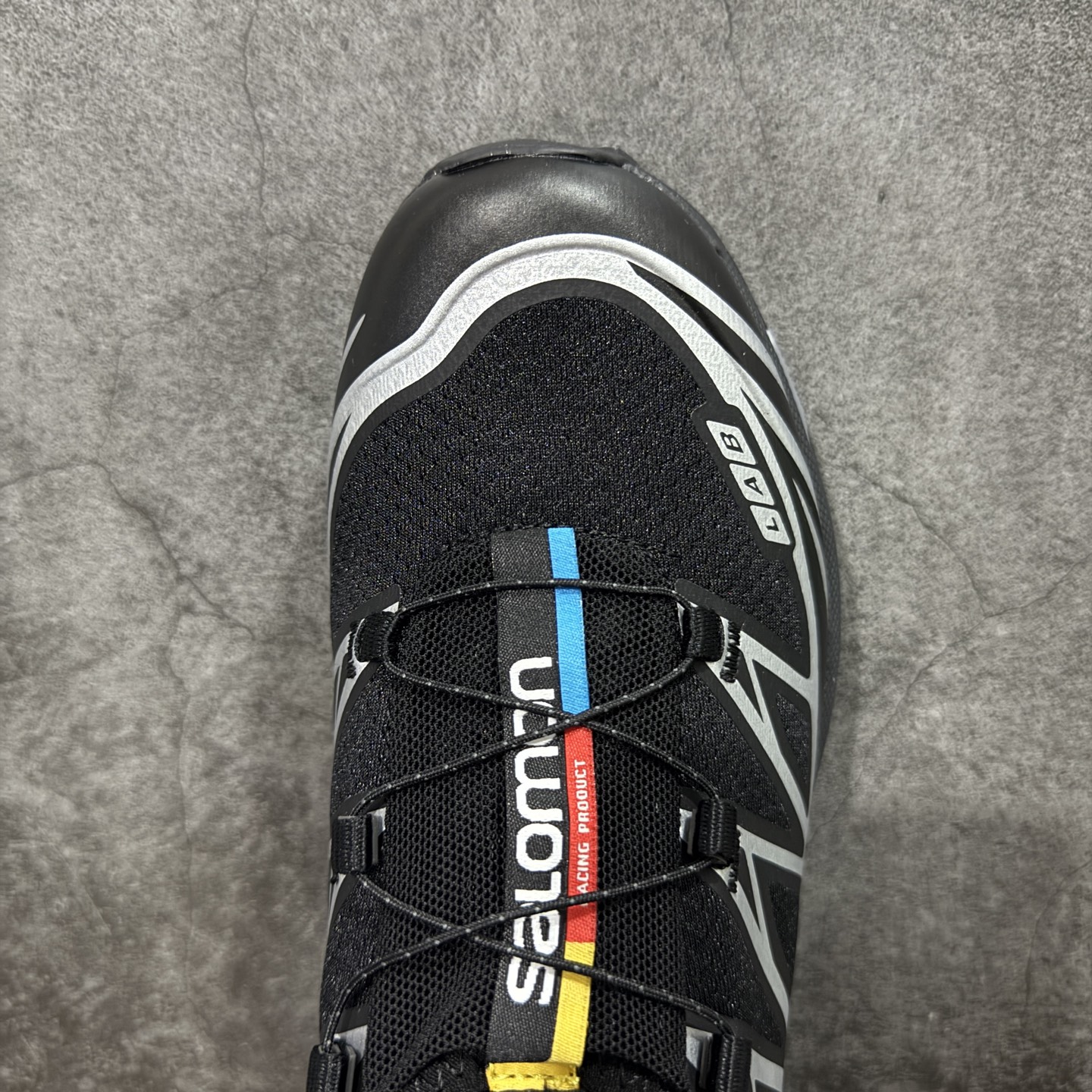 图片[5]-【纯原w1版本】Salomon XT-6 萨洛蒙复古潮流户外机能登山跑鞋 黑银透气款 474506 纯原外贸平台特供订单 耗时半年巨作 全套原纸板楦头开发 原厂特供网布配套加持 确保原汁原味 完美呈现版型 原档数据独家私模五层组合大底 男女鞋同步官方开发至46 原装Ortholite轻量化鞋垫 中底布带钢印编号 原厂TPU锁扣 进口港宝加持 后跟自然饱满 还原公司包裹性 鞋面以“锯齿”状的包裹系统呈现 在基色底之下加入了各种色点缀 将公司的最新技术和时尚前卫的造型融入耐用的长跑款式中 鞋面由 TPU 薄膜制成 并焊接在高耐磨网眼上 使其既时尚又坚固 由 ACS底盘支撑 可增强稳定性和支撑力 以及由橡胶凸耳 Contragrip外底覆盖的 EVA 缓冲中底 旨在应对崎岖的地形 鞋舌上的彩色Salomon 标签、Quicklace 系统以及鞋头、鞋舌和鞋跟上的附加品牌使细节更加完美 让穿着者可以轻松驾驭户外与通勤下的任何运动生活场景 无缝鞋身户外随意纵横 颜值与脚感兼备 出街通勤 绝对非常吸睛 你值得拥有 尺码：36 36.5 37.5 38 38.5 39 40 40.5 41 42 42.5 43 44 44.5 45-选品中心