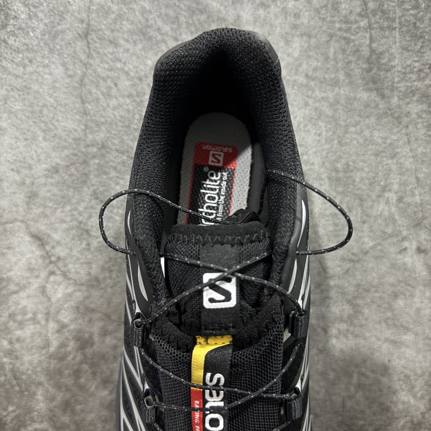 图片[8]-【纯原w1版本】Salomon XT-6 萨洛蒙复古潮流户外机能登山跑鞋 黑银透气款 474506 纯原外贸平台特供订单 耗时半年巨作 全套原纸板楦头开发 原厂特供网布配套加持 确保原汁原味 完美呈现版型 原档数据独家私模五层组合大底 男女鞋同步官方开发至46 原装Ortholite轻量化鞋垫 中底布带钢印编号 原厂TPU锁扣 进口港宝加持 后跟自然饱满 还原公司包裹性 鞋面以“锯齿”状的包裹系统呈现 在基色底之下加入了各种色点缀 将公司的最新技术和时尚前卫的造型融入耐用的长跑款式中 鞋面由 TPU 薄膜制成 并焊接在高耐磨网眼上 使其既时尚又坚固 由 ACS底盘支撑 可增强稳定性和支撑力 以及由橡胶凸耳 Contragrip外底覆盖的 EVA 缓冲中底 旨在应对崎岖的地形 鞋舌上的彩色Salomon 标签、Quicklace 系统以及鞋头、鞋舌和鞋跟上的附加品牌使细节更加完美 让穿着者可以轻松驾驭户外与通勤下的任何运动生活场景 无缝鞋身户外随意纵横 颜值与脚感兼备 出街通勤 绝对非常吸睛 你值得拥有 尺码：36 36.5 37.5 38 38.5 39 40 40.5 41 42 42.5 43 44 44.5 45-选品中心