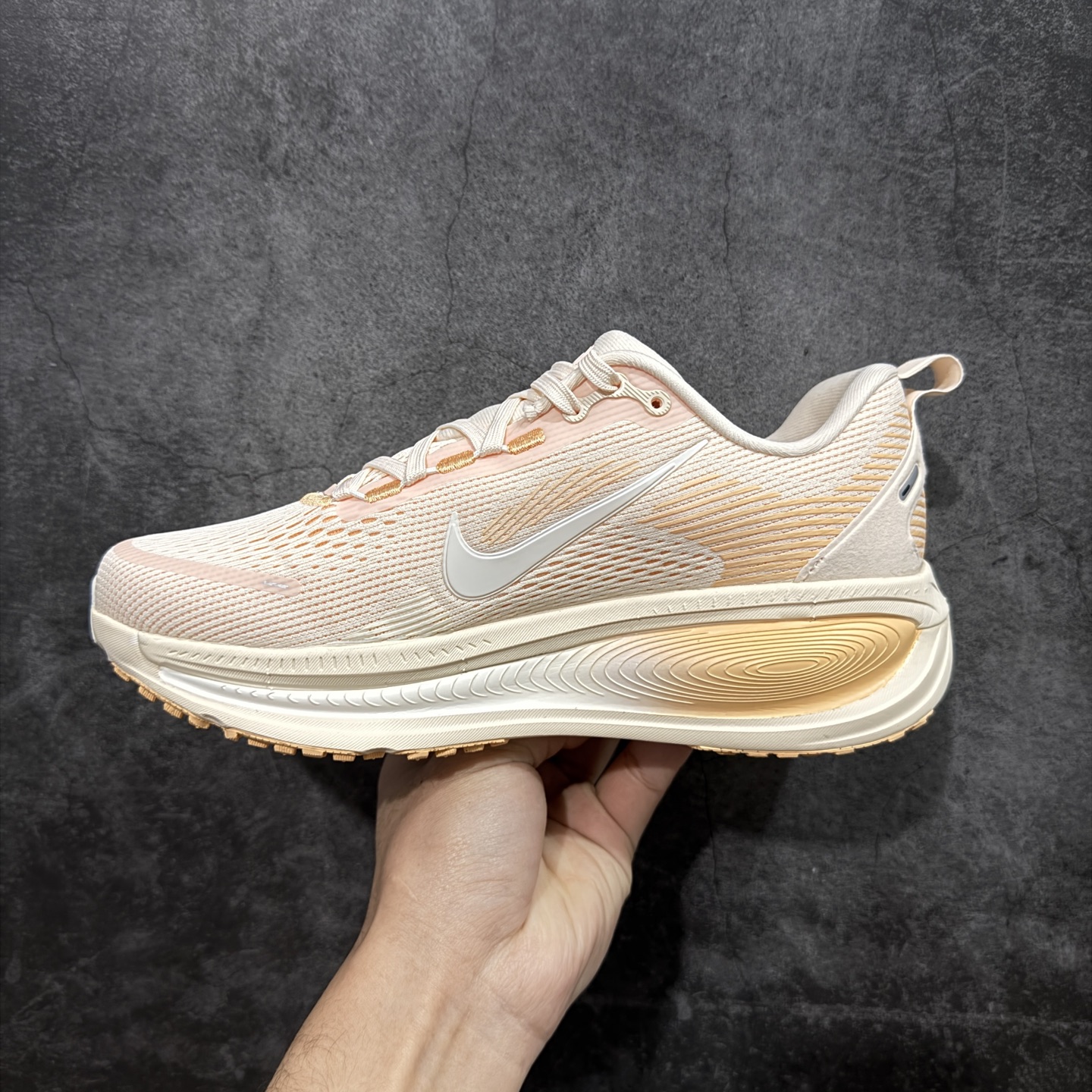 图片[2]-【XE纯原版】Nike Air Zoom Vomero 18 全新科技运动跑鞋HM6804-800    目前市场最强品质 原版购入开发 鞋面采用硅胶发泡立体印刷 分体式组合大底 上层超临界ZOOM X泡棉 下层一次ReactX泡棉 区别市场一体底 超高质检清洁度 一切材质配件均与原版一致 原楦原纸板开发 匹配原版98%以上 完美弧度版型 原厂鞋标 立体反光鞋盒标 鞋盒防撞海绵 高端玩家必推版本 高价零售必推版本 欢迎对比市面任意版本‼️ 这双鞋简直是时尚与科技的完美融合。 经典黑色鞋面，质感爆棚，搭配超亮眼的银色大勾子，瞬间成为街头焦点。不仅颜值在线，缓震性能更是一绝 不管是日常出街还是慢跑锻炼，都能给双脚极致舒适体验。  码数超全，36-40 码任你选！别犹豫啦，穿上它，轻松走出潮流范，开启你的时尚运动新旅程！ 码段：36-40-选品中心