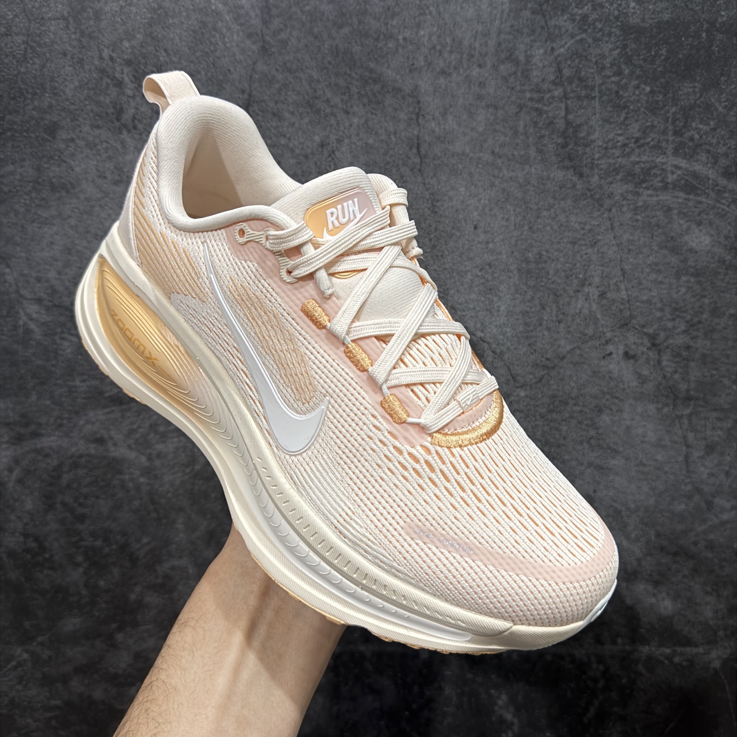 图片[3]-【XE纯原版】Nike Air Zoom Vomero 18 全新科技运动跑鞋HM6804-800    目前市场最强品质 原版购入开发 鞋面采用硅胶发泡立体印刷 分体式组合大底 上层超临界ZOOM X泡棉 下层一次ReactX泡棉 区别市场一体底 超高质检清洁度 一切材质配件均与原版一致 原楦原纸板开发 匹配原版98%以上 完美弧度版型 原厂鞋标 立体反光鞋盒标 鞋盒防撞海绵 高端玩家必推版本 高价零售必推版本 欢迎对比市面任意版本‼️ 这双鞋简直是时尚与科技的完美融合。 经典黑色鞋面，质感爆棚，搭配超亮眼的银色大勾子，瞬间成为街头焦点。不仅颜值在线，缓震性能更是一绝 不管是日常出街还是慢跑锻炼，都能给双脚极致舒适体验。  码数超全，36-40 码任你选！别犹豫啦，穿上它，轻松走出潮流范，开启你的时尚运动新旅程！ 码段：36-40-选品中心