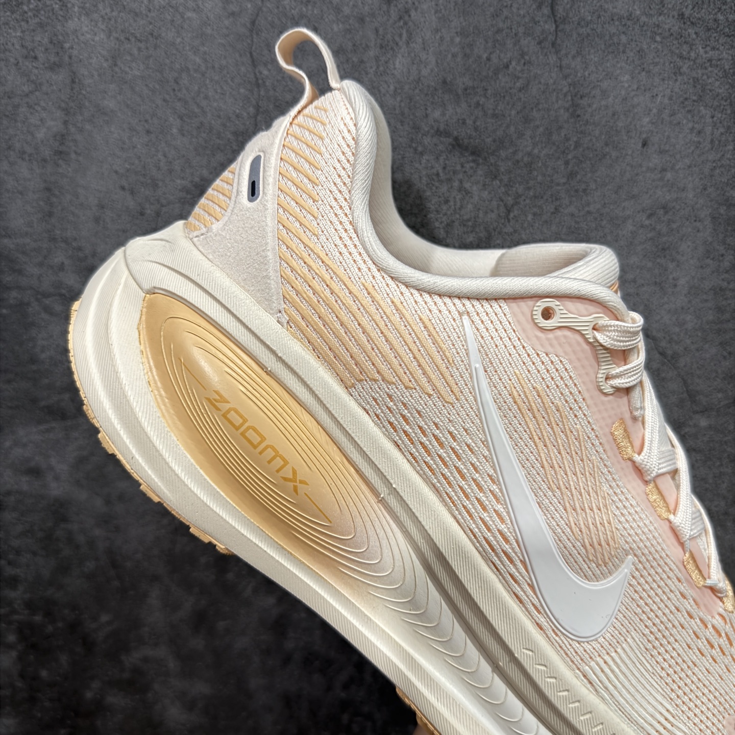 图片[7]-【XE纯原版】Nike Air Zoom Vomero 18 全新科技运动跑鞋HM6804-800    目前市场最强品质 原版购入开发 鞋面采用硅胶发泡立体印刷 分体式组合大底 上层超临界ZOOM X泡棉 下层一次ReactX泡棉 区别市场一体底 超高质检清洁度 一切材质配件均与原版一致 原楦原纸板开发 匹配原版98%以上 完美弧度版型 原厂鞋标 立体反光鞋盒标 鞋盒防撞海绵 高端玩家必推版本 高价零售必推版本 欢迎对比市面任意版本‼️ 这双鞋简直是时尚与科技的完美融合。 经典黑色鞋面，质感爆棚，搭配超亮眼的银色大勾子，瞬间成为街头焦点。不仅颜值在线，缓震性能更是一绝 不管是日常出街还是慢跑锻炼，都能给双脚极致舒适体验。  码数超全，36-40 码任你选！别犹豫啦，穿上它，轻松走出潮流范，开启你的时尚运动新旅程！ 码段：36-40-选品中心