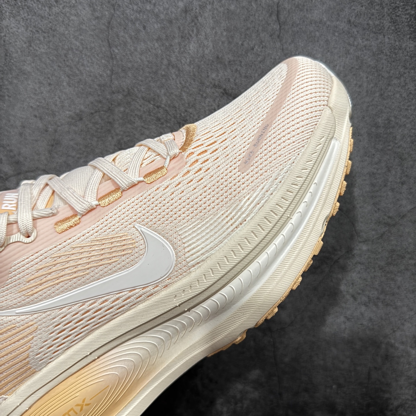 图片[6]-【XE纯原版】Nike Air Zoom Vomero 18 全新科技运动跑鞋HM6804-800    目前市场最强品质 原版购入开发 鞋面采用硅胶发泡立体印刷 分体式组合大底 上层超临界ZOOM X泡棉 下层一次ReactX泡棉 区别市场一体底 超高质检清洁度 一切材质配件均与原版一致 原楦原纸板开发 匹配原版98%以上 完美弧度版型 原厂鞋标 立体反光鞋盒标 鞋盒防撞海绵 高端玩家必推版本 高价零售必推版本 欢迎对比市面任意版本‼️ 这双鞋简直是时尚与科技的完美融合。 经典黑色鞋面，质感爆棚，搭配超亮眼的银色大勾子，瞬间成为街头焦点。不仅颜值在线，缓震性能更是一绝 不管是日常出街还是慢跑锻炼，都能给双脚极致舒适体验。  码数超全，36-40 码任你选！别犹豫啦，穿上它，轻松走出潮流范，开启你的时尚运动新旅程！ 码段：36-40-选品中心