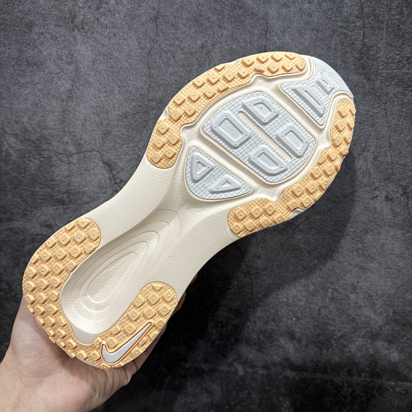 图片[9]-【XE纯原版】Nike Air Zoom Vomero 18 全新科技运动跑鞋HM6804-800    目前市场最强品质 原版购入开发 鞋面采用硅胶发泡立体印刷 分体式组合大底 上层超临界ZOOM X泡棉 下层一次ReactX泡棉 区别市场一体底 超高质检清洁度 一切材质配件均与原版一致 原楦原纸板开发 匹配原版98%以上 完美弧度版型 原厂鞋标 立体反光鞋盒标 鞋盒防撞海绵 高端玩家必推版本 高价零售必推版本 欢迎对比市面任意版本‼️ 这双鞋简直是时尚与科技的完美融合。 经典黑色鞋面，质感爆棚，搭配超亮眼的银色大勾子，瞬间成为街头焦点。不仅颜值在线，缓震性能更是一绝 不管是日常出街还是慢跑锻炼，都能给双脚极致舒适体验。  码数超全，36-40 码任你选！别犹豫啦，穿上它，轻松走出潮流范，开启你的时尚运动新旅程！ 码段：36-40-选品中心