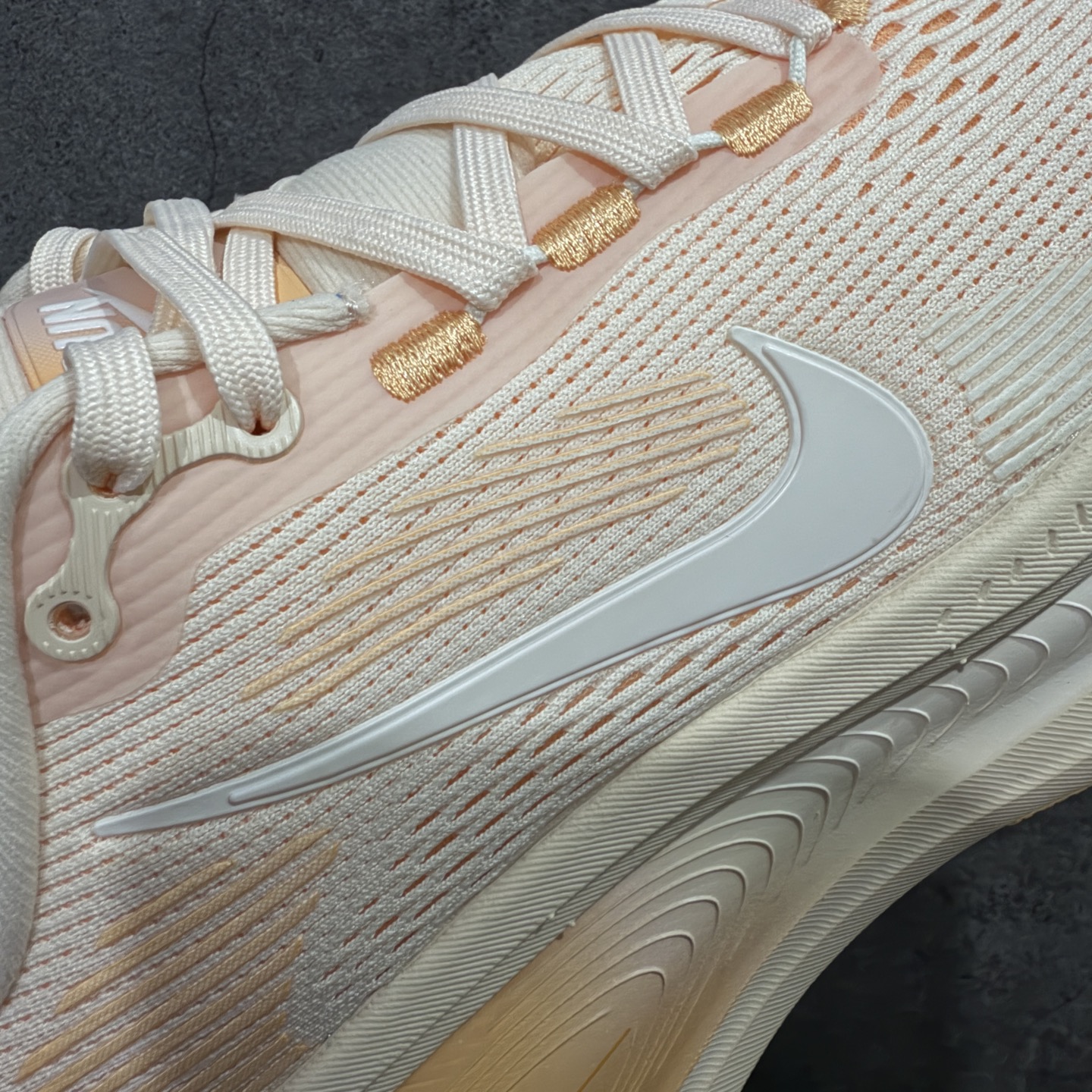 图片[4]-【XE纯原版】Nike Air Zoom Vomero 18 全新科技运动跑鞋HM6804-800    目前市场最强品质 原版购入开发 鞋面采用硅胶发泡立体印刷 分体式组合大底 上层超临界ZOOM X泡棉 下层一次ReactX泡棉 区别市场一体底 超高质检清洁度 一切材质配件均与原版一致 原楦原纸板开发 匹配原版98%以上 完美弧度版型 原厂鞋标 立体反光鞋盒标 鞋盒防撞海绵 高端玩家必推版本 高价零售必推版本 欢迎对比市面任意版本‼️ 这双鞋简直是时尚与科技的完美融合。 经典黑色鞋面，质感爆棚，搭配超亮眼的银色大勾子，瞬间成为街头焦点。不仅颜值在线，缓震性能更是一绝 不管是日常出街还是慢跑锻炼，都能给双脚极致舒适体验。  码数超全，36-40 码任你选！别犹豫啦，穿上它，轻松走出潮流范，开启你的时尚运动新旅程！ 码段：36-40-选品中心