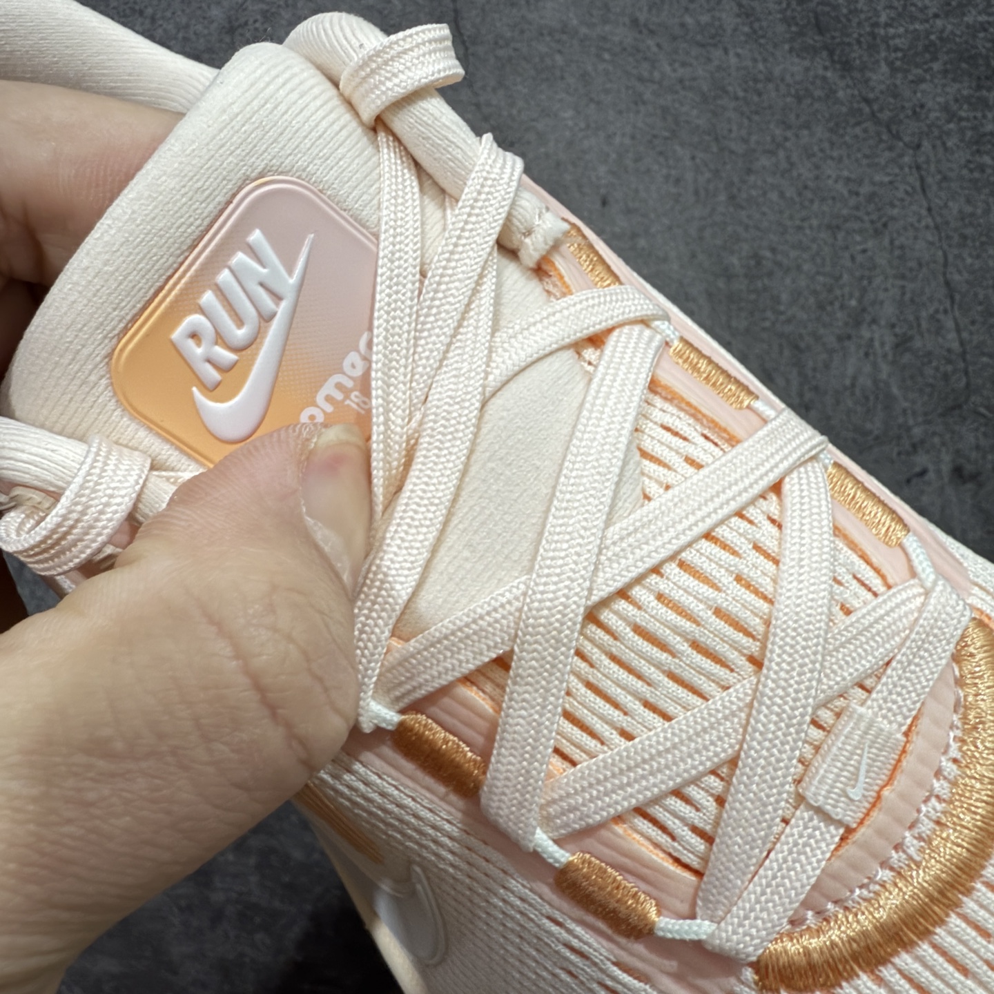 图片[6]-【XE纯原版】Nike Air Zoom Vomero 18 全新科技运动跑鞋HM6804-800    目前市场最强品质 原版购入开发 鞋面采用硅胶发泡立体印刷 分体式组合大底 上层超临界ZOOM X泡棉 下层一次ReactX泡棉 区别市场一体底 超高质检清洁度 一切材质配件均与原版一致 原楦原纸板开发 匹配原版98%以上 完美弧度版型 原厂鞋标 立体反光鞋盒标 鞋盒防撞海绵 高端玩家必推版本 高价零售必推版本 欢迎对比市面任意版本‼️ 这双鞋简直是时尚与科技的完美融合。 经典黑色鞋面，质感爆棚，搭配超亮眼的银色大勾子，瞬间成为街头焦点。不仅颜值在线，缓震性能更是一绝 不管是日常出街还是慢跑锻炼，都能给双脚极致舒适体验。  码数超全，36-40 码任你选！别犹豫啦，穿上它，轻松走出潮流范，开启你的时尚运动新旅程！ 码段：36-40-选品中心