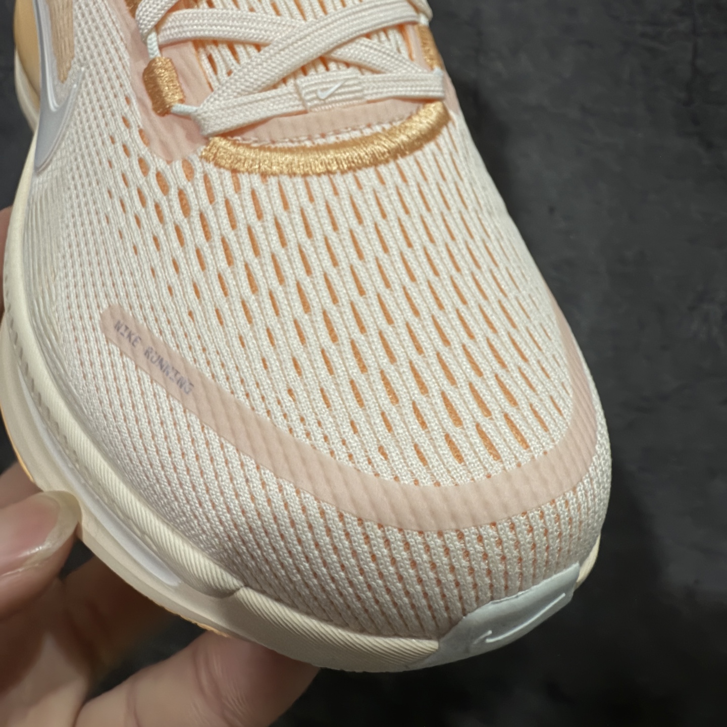 图片[5]-【XE纯原版】Nike Air Zoom Vomero 18 全新科技运动跑鞋HM6804-800    目前市场最强品质 原版购入开发 鞋面采用硅胶发泡立体印刷 分体式组合大底 上层超临界ZOOM X泡棉 下层一次ReactX泡棉 区别市场一体底 超高质检清洁度 一切材质配件均与原版一致 原楦原纸板开发 匹配原版98%以上 完美弧度版型 原厂鞋标 立体反光鞋盒标 鞋盒防撞海绵 高端玩家必推版本 高价零售必推版本 欢迎对比市面任意版本‼️ 这双鞋简直是时尚与科技的完美融合。 经典黑色鞋面，质感爆棚，搭配超亮眼的银色大勾子，瞬间成为街头焦点。不仅颜值在线，缓震性能更是一绝 不管是日常出街还是慢跑锻炼，都能给双脚极致舒适体验。  码数超全，36-40 码任你选！别犹豫啦，穿上它，轻松走出潮流范，开启你的时尚运动新旅程！ 码段：36-40-选品中心