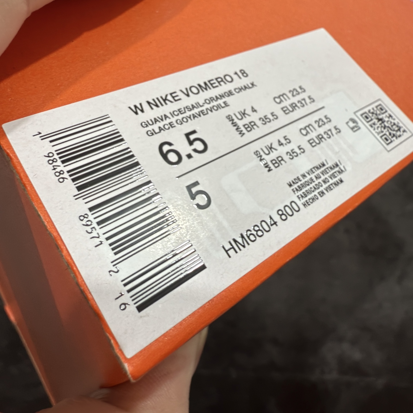 图片[10]-【XE纯原版】Nike Air Zoom Vomero 18 全新科技运动跑鞋HM6804-800    目前市场最强品质 原版购入开发 鞋面采用硅胶发泡立体印刷 分体式组合大底 上层超临界ZOOM X泡棉 下层一次ReactX泡棉 区别市场一体底 超高质检清洁度 一切材质配件均与原版一致 原楦原纸板开发 匹配原版98%以上 完美弧度版型 原厂鞋标 立体反光鞋盒标 鞋盒防撞海绵 高端玩家必推版本 高价零售必推版本 欢迎对比市面任意版本‼️ 这双鞋简直是时尚与科技的完美融合。 经典黑色鞋面，质感爆棚，搭配超亮眼的银色大勾子，瞬间成为街头焦点。不仅颜值在线，缓震性能更是一绝 不管是日常出街还是慢跑锻炼，都能给双脚极致舒适体验。  码数超全，36-40 码任你选！别犹豫啦，穿上它，轻松走出潮流范，开启你的时尚运动新旅程！ 码段：36-40-选品中心