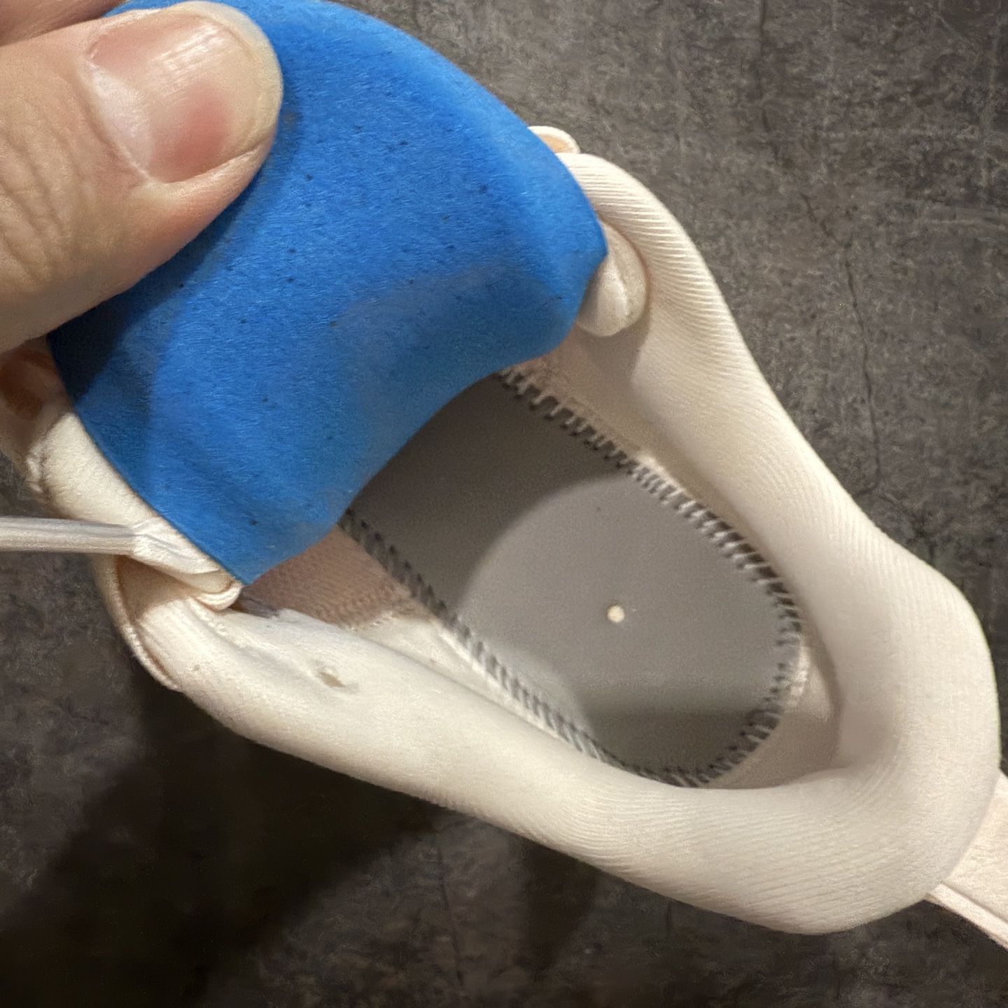 图片[9]-【XE纯原版】Nike Air Zoom Vomero 18 全新科技运动跑鞋HM6804-800    目前市场最强品质 原版购入开发 鞋面采用硅胶发泡立体印刷 分体式组合大底 上层超临界ZOOM X泡棉 下层一次ReactX泡棉 区别市场一体底 超高质检清洁度 一切材质配件均与原版一致 原楦原纸板开发 匹配原版98%以上 完美弧度版型 原厂鞋标 立体反光鞋盒标 鞋盒防撞海绵 高端玩家必推版本 高价零售必推版本 欢迎对比市面任意版本‼️ 这双鞋简直是时尚与科技的完美融合。 经典黑色鞋面，质感爆棚，搭配超亮眼的银色大勾子，瞬间成为街头焦点。不仅颜值在线，缓震性能更是一绝 不管是日常出街还是慢跑锻炼，都能给双脚极致舒适体验。  码数超全，36-40 码任你选！别犹豫啦，穿上它，轻松走出潮流范，开启你的时尚运动新旅程！ 码段：36-40-选品中心