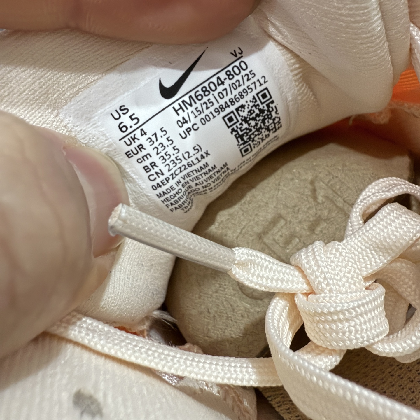 图片[7]-【XE纯原版】Nike Air Zoom Vomero 18 全新科技运动跑鞋HM6804-800    目前市场最强品质 原版购入开发 鞋面采用硅胶发泡立体印刷 分体式组合大底 上层超临界ZOOM X泡棉 下层一次ReactX泡棉 区别市场一体底 超高质检清洁度 一切材质配件均与原版一致 原楦原纸板开发 匹配原版98%以上 完美弧度版型 原厂鞋标 立体反光鞋盒标 鞋盒防撞海绵 高端玩家必推版本 高价零售必推版本 欢迎对比市面任意版本‼️ 这双鞋简直是时尚与科技的完美融合。 经典黑色鞋面，质感爆棚，搭配超亮眼的银色大勾子，瞬间成为街头焦点。不仅颜值在线，缓震性能更是一绝 不管是日常出街还是慢跑锻炼，都能给双脚极致舒适体验。  码数超全，36-40 码任你选！别犹豫啦，穿上它，轻松走出潮流范，开启你的时尚运动新旅程！ 码段：36-40-选品中心