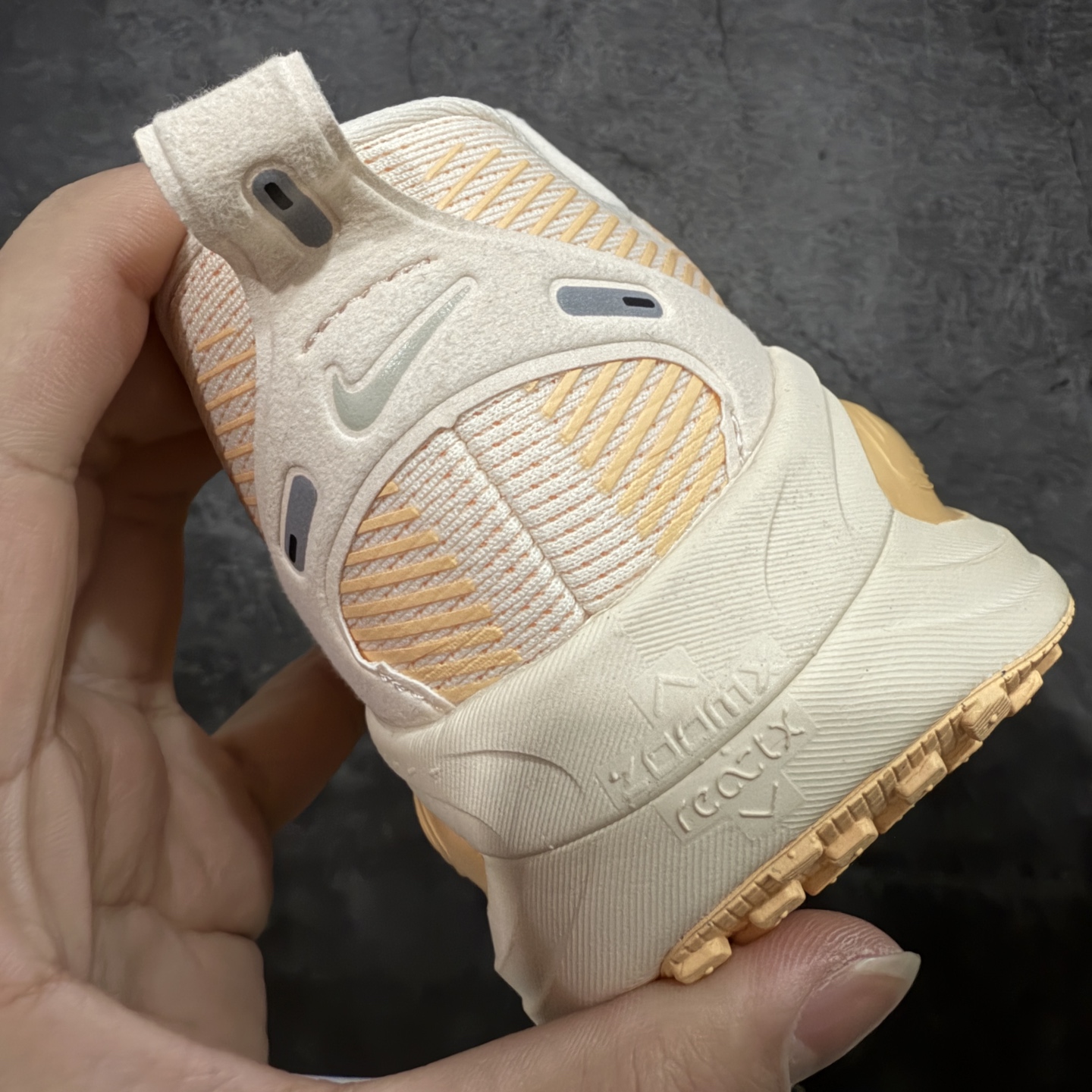 图片[2]-【XE纯原版】Nike Air Zoom Vomero 18 全新科技运动跑鞋HM6804-800    目前市场最强品质 原版购入开发 鞋面采用硅胶发泡立体印刷 分体式组合大底 上层超临界ZOOM X泡棉 下层一次ReactX泡棉 区别市场一体底 超高质检清洁度 一切材质配件均与原版一致 原楦原纸板开发 匹配原版98%以上 完美弧度版型 原厂鞋标 立体反光鞋盒标 鞋盒防撞海绵 高端玩家必推版本 高价零售必推版本 欢迎对比市面任意版本‼️ 这双鞋简直是时尚与科技的完美融合。 经典黑色鞋面，质感爆棚，搭配超亮眼的银色大勾子，瞬间成为街头焦点。不仅颜值在线，缓震性能更是一绝 不管是日常出街还是慢跑锻炼，都能给双脚极致舒适体验。  码数超全，36-40 码任你选！别犹豫啦，穿上它，轻松走出潮流范，开启你的时尚运动新旅程！ 码段：36-40-选品中心