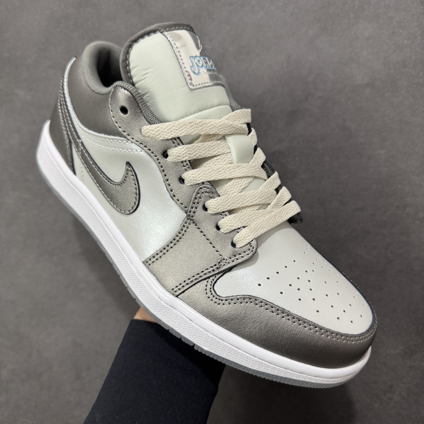图片[3]-【K版纯原】Air Jordan AJ1 Low 低帮 HV4398-014 全新流水线出品 市场第二梯队最强版 全部原鞋开发 原楦原纸板开发 全鞋电脑针车 原厂内置全掌气垫 原盒内在原标 唯一Zp原版鞋带绑法 免检产品 全新2022版型 全头层皮料 完美零毛边处理 原厂配置全掌气垫 价格定位良心 新配色陆续出货 尺码：36-46-选品中心