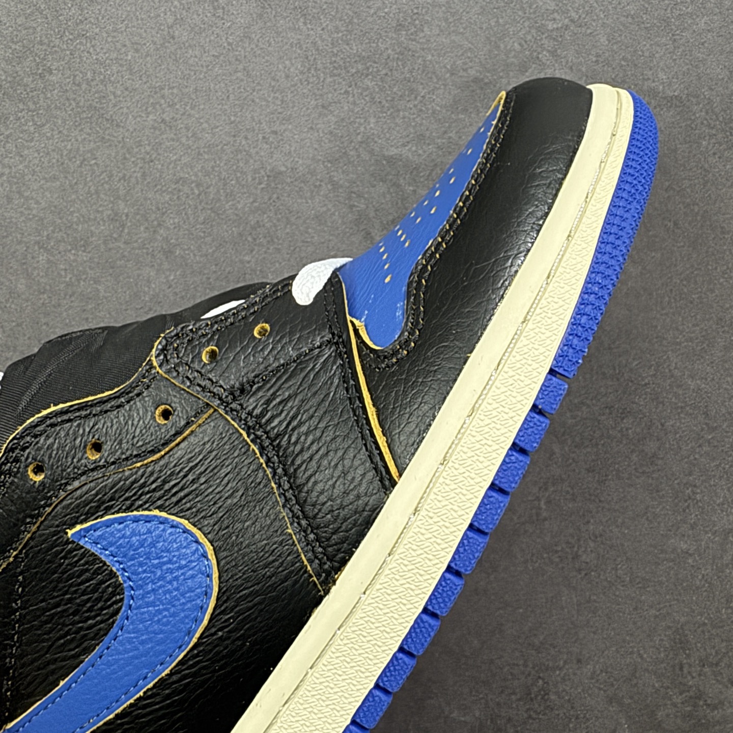 图片[5]-【公司级头层版】Air Jordan 1 High OG 高帮 AJ1 乔丹1代 aj1 乔1 高邦 金人吊牌 乔丹篮球鞋系列IO7847-001 采用正确头层皮组合荔枝纹头层皮革鞋面材质 中底注胶孔及缜密中底拉帮工艺 内置气垫及耐磨橡胶大底 尺码：36-47带半码-选品中心