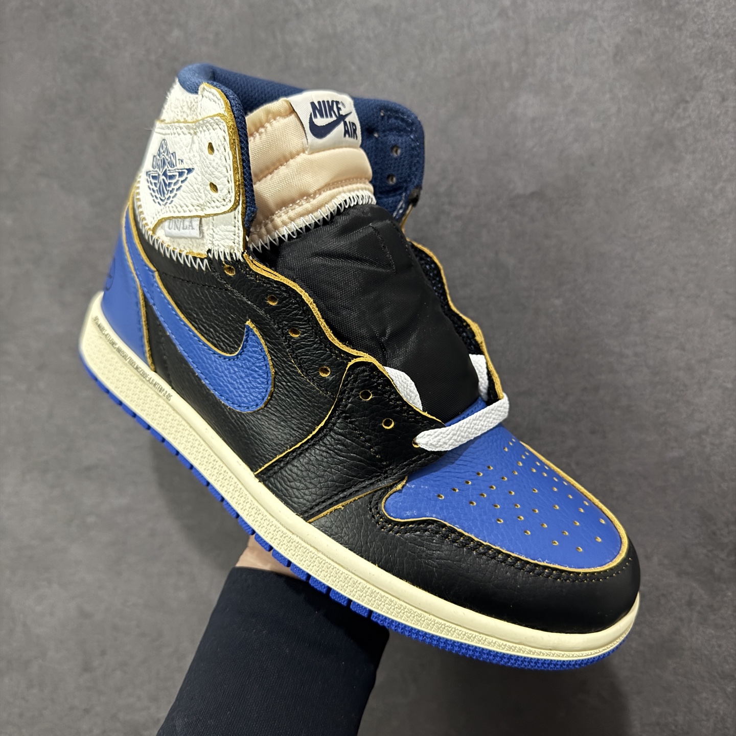 图片[3]-【公司级头层版】Air Jordan 1 High OG 高帮 AJ1 乔丹1代 aj1 乔1 高邦 金人吊牌 乔丹篮球鞋系列IO7847-001 采用正确头层皮组合荔枝纹头层皮革鞋面材质 中底注胶孔及缜密中底拉帮工艺 内置气垫及耐磨橡胶大底 尺码：36-47带半码-选品中心