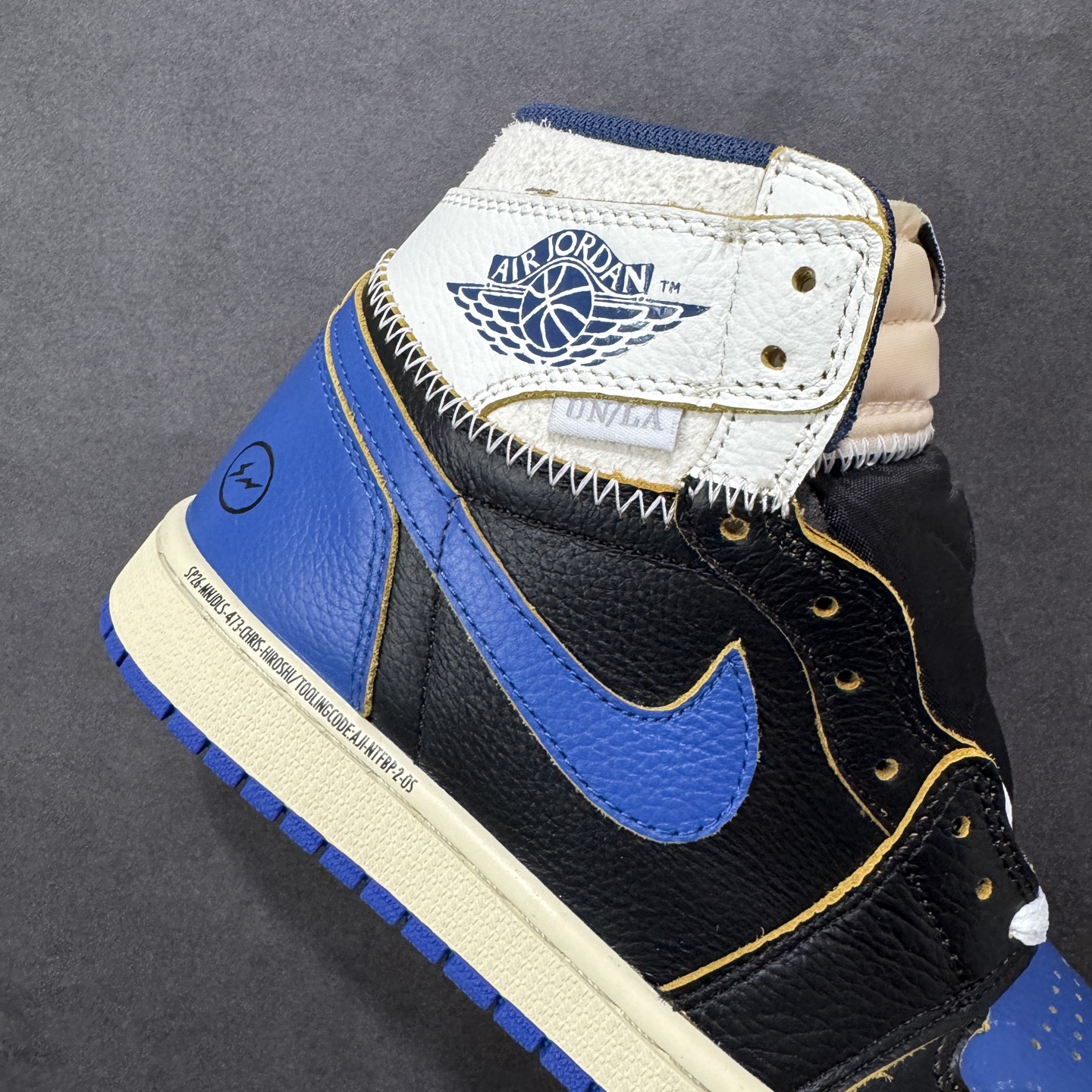 图片[6]-【公司级头层版】Air Jordan 1 High OG 高帮 AJ1 乔丹1代 aj1 乔1 高邦 金人吊牌 乔丹篮球鞋系列IO7847-001 采用正确头层皮组合荔枝纹头层皮革鞋面材质 中底注胶孔及缜密中底拉帮工艺 内置气垫及耐磨橡胶大底 尺码：36-47带半码-选品中心