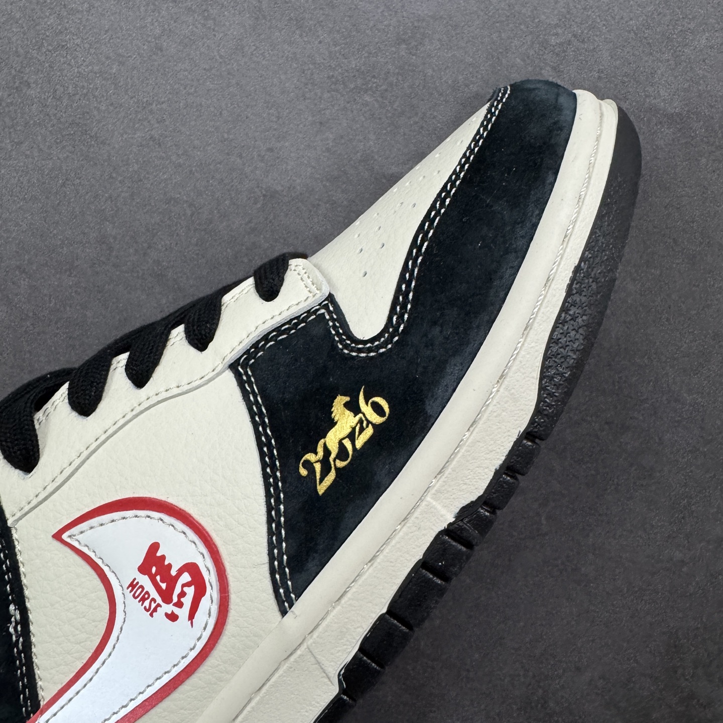 图片[5]-【定制版】Nike SB Dunk Low“ 马年限定—好运金马” 周年高端定制 低帮休闲板鞋 定制鞋盒 大厂纯原品质出货 超高清洁度 皮料切割干净无任何毛边 细节完美 货号：FC1688-259 尺码：36 36.5 37.5 38 38.5 39 40 40.5 41 42 42.5 43 44 44.5 45 编码：HXSB330340-选品中心