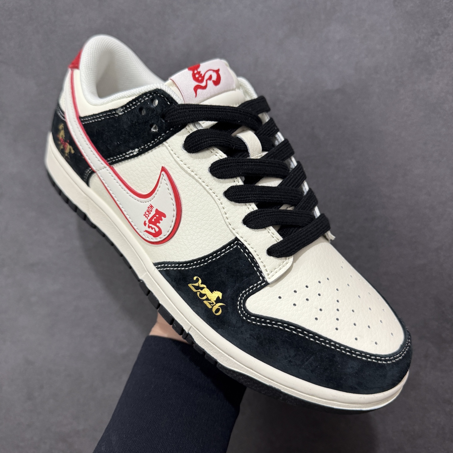 图片[3]-【定制版】Nike SB Dunk Low“ 马年限定—好运金马” 周年高端定制 低帮休闲板鞋 定制鞋盒 大厂纯原品质出货 超高清洁度 皮料切割干净无任何毛边 细节完美 货号：FC1688-259 尺码：36 36.5 37.5 38 38.5 39 40 40.5 41 42 42.5 43 44 44.5 45 编码：HXSB330340-选品中心