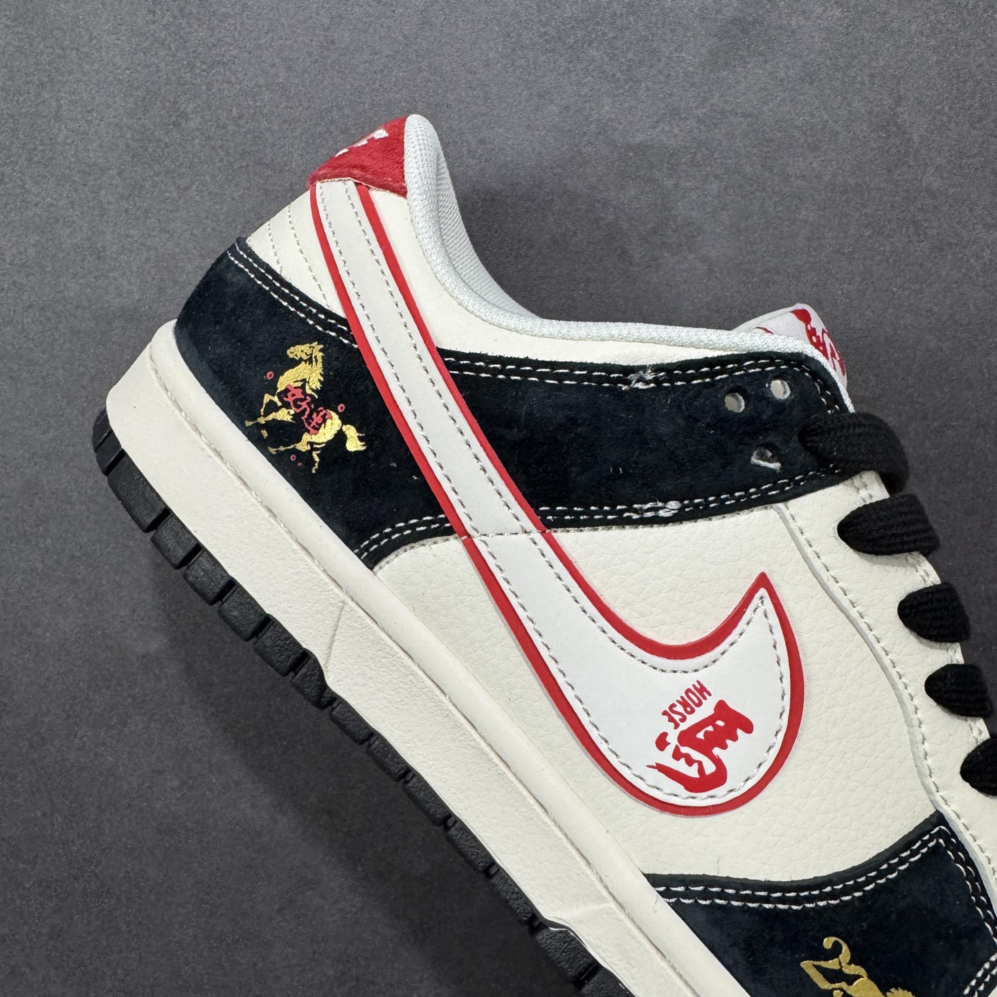 图片[6]-【定制版】Nike SB Dunk Low“ 马年限定—好运金马” 周年高端定制 低帮休闲板鞋 定制鞋盒 大厂纯原品质出货 超高清洁度 皮料切割干净无任何毛边 细节完美 货号：FC1688-259 尺码：36 36.5 37.5 38 38.5 39 40 40.5 41 42 42.5 43 44 44.5 45 编码：HXSB330340-选品中心