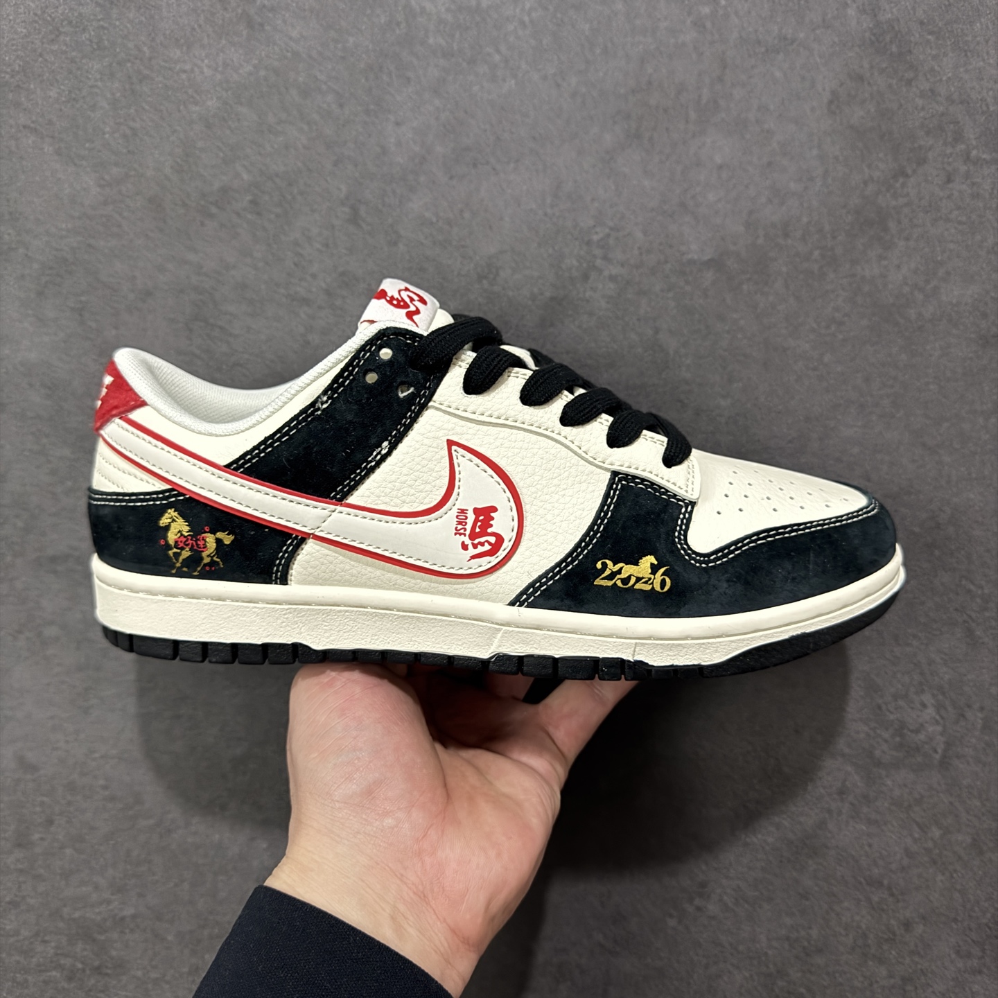 【定制版】Nike SB Dunk Low“ 马年限定—好运金马” 周年高端定制 低帮休闲板鞋 定制鞋盒 大厂纯原品质出货 超高清洁度 皮料切割干净无任何毛边 细节完美 货号：FC1688-259 尺码：36 36.5 37.5 38 38.5 39 40 40.5 41 42 42.5 43 44 44.5 45 编码：HXSB330340-选品中心