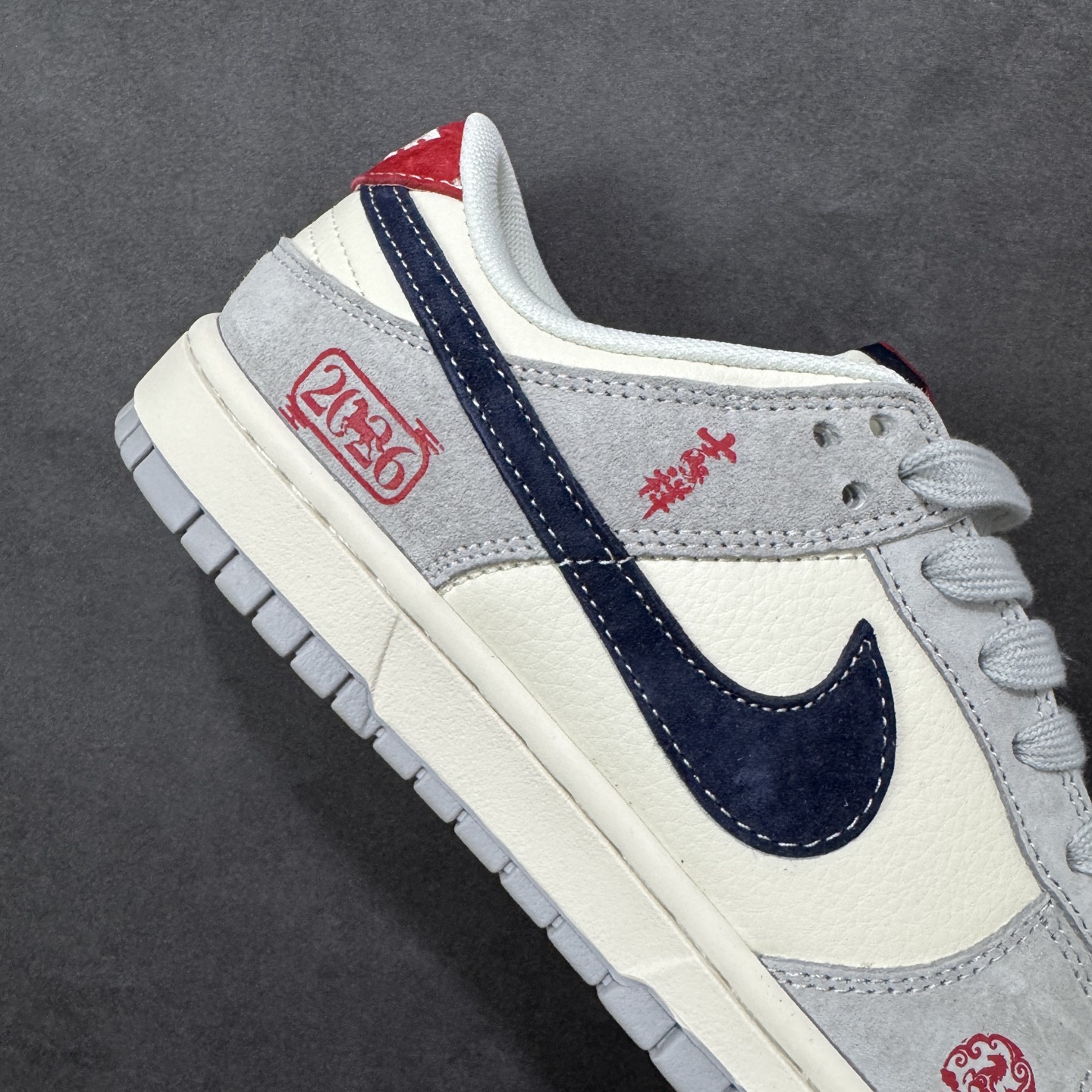 图片[6]-【定制版】Nike SB Dunk Low 马年限定 米黑猪八革 周年高端定制 低帮休闲板鞋 FC1688-255  #定制鞋盒 大厂纯原品质出货 超高清洁度 皮料切割干净无任何毛边 细节完美  尺码：36 36.5 37.5 38 38.5 39 40 40.5 41 42 42.5 43 44 44.5 45 编码：HXSB330340-选品中心