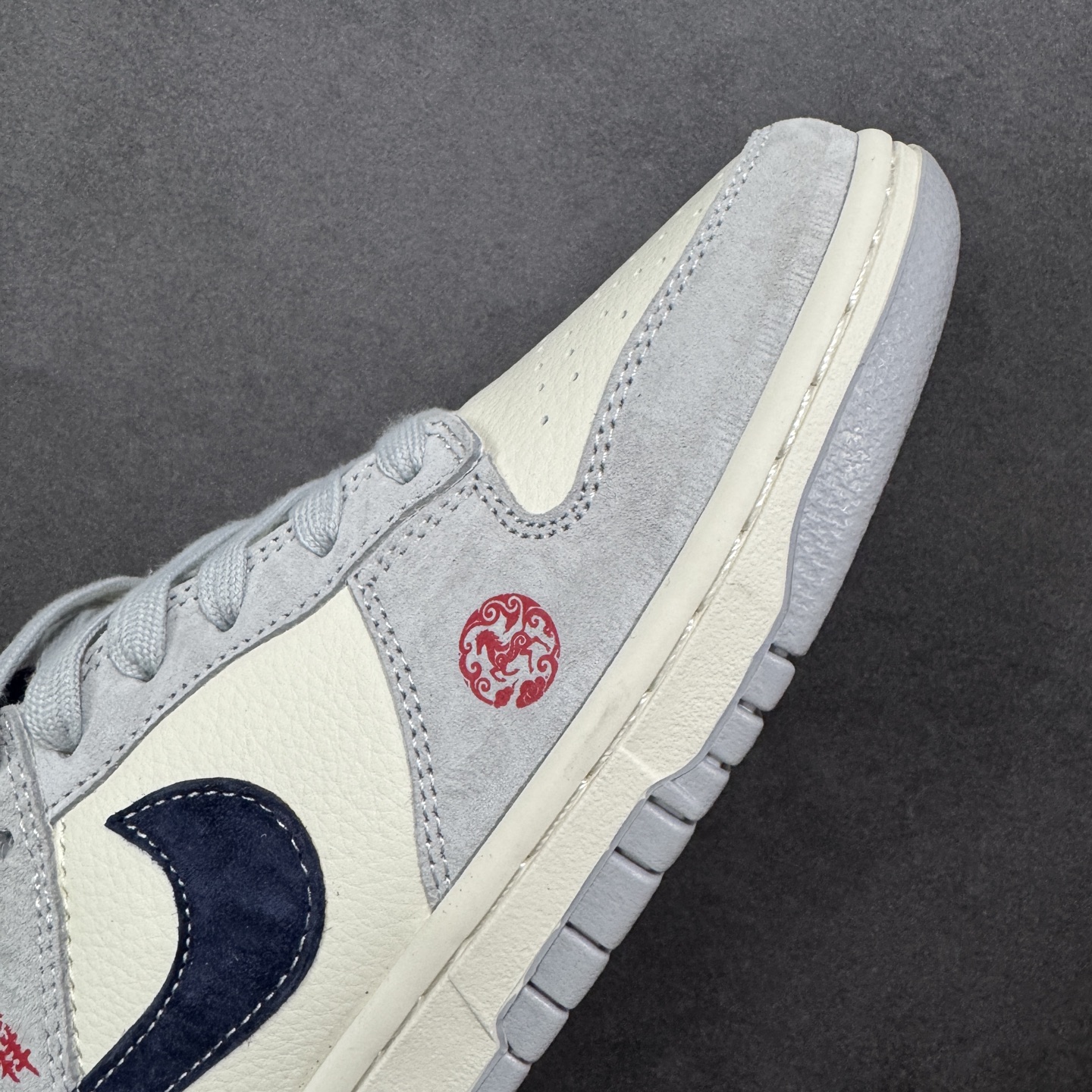 图片[5]-【定制版】Nike SB Dunk Low 马年限定 米黑猪八革 周年高端定制 低帮休闲板鞋 FC1688-255  #定制鞋盒 大厂纯原品质出货 超高清洁度 皮料切割干净无任何毛边 细节完美  尺码：36 36.5 37.5 38 38.5 39 40 40.5 41 42 42.5 43 44 44.5 45 编码：HXSB330340-选品中心