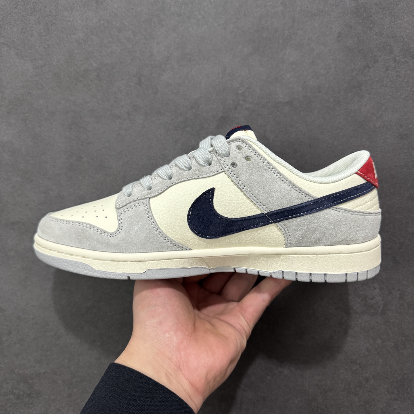 图片[2]-【定制版】Nike SB Dunk Low 马年限定 米黑猪八革 周年高端定制 低帮休闲板鞋 FC1688-255  #定制鞋盒 大厂纯原品质出货 超高清洁度 皮料切割干净无任何毛边 细节完美  尺码：36 36.5 37.5 38 38.5 39 40 40.5 41 42 42.5 43 44 44.5 45 编码：HXSB330340-选品中心