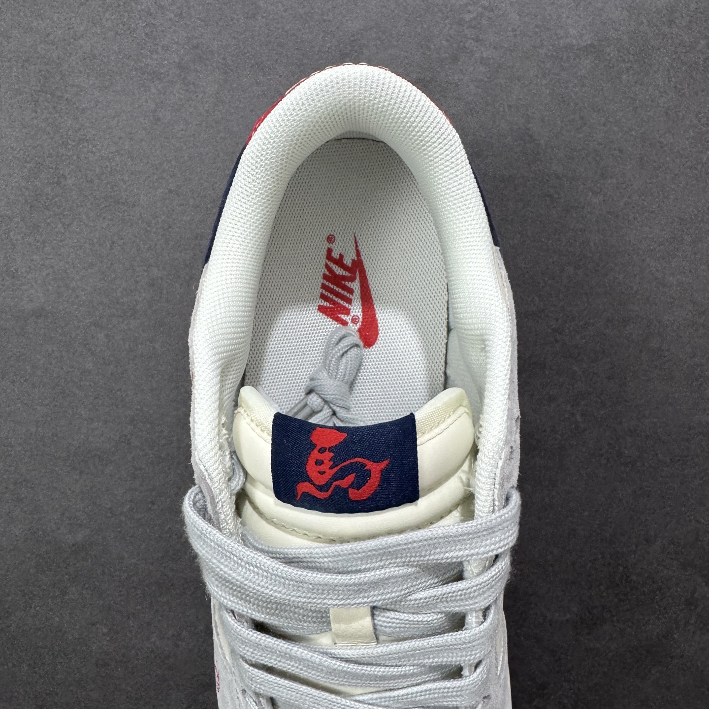 图片[7]-【定制版】Nike SB Dunk Low 马年限定 米黑猪八革 周年高端定制 低帮休闲板鞋 FC1688-255  #定制鞋盒 大厂纯原品质出货 超高清洁度 皮料切割干净无任何毛边 细节完美  尺码：36 36.5 37.5 38 38.5 39 40 40.5 41 42 42.5 43 44 44.5 45 编码：HXSB330340-选品中心