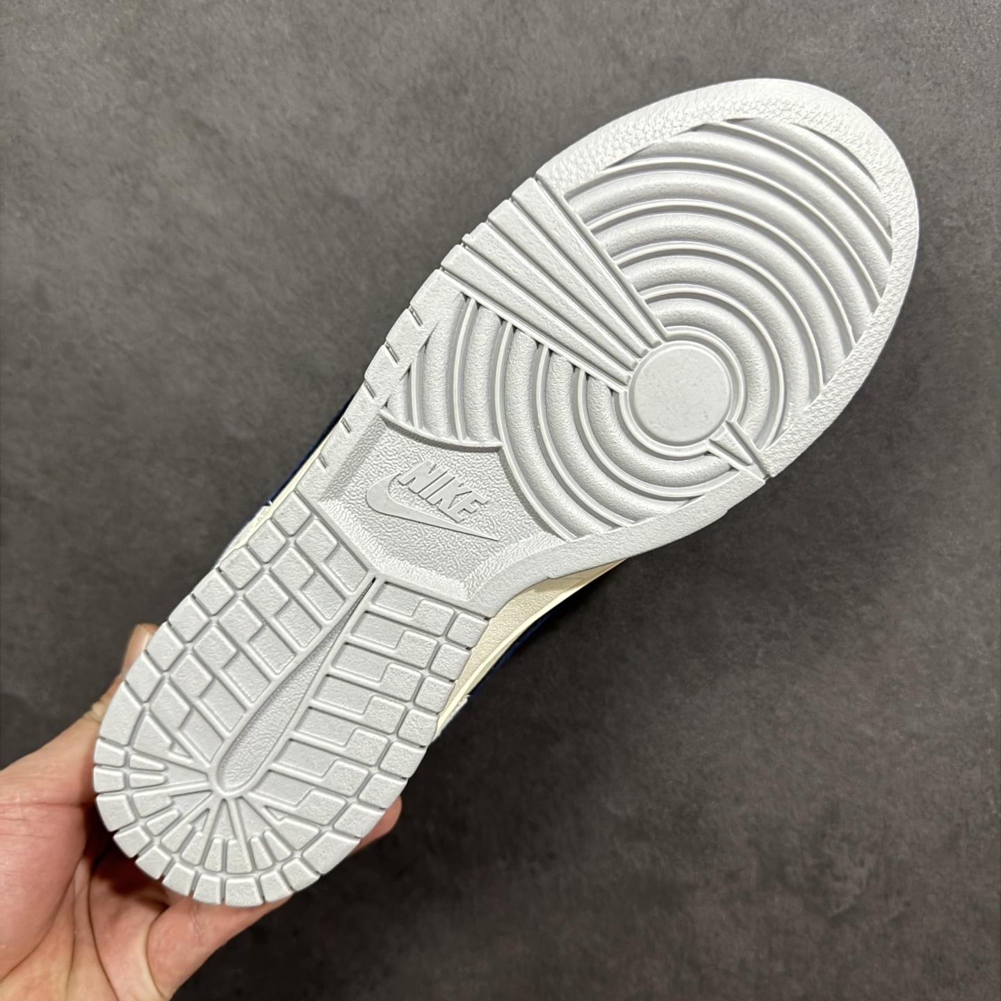 图片[9]-【定制版】Nike SB Dunk Low 马年限定 米黑猪八革 周年高端定制 低帮休闲板鞋 FC1688-255  #定制鞋盒 大厂纯原品质出货 超高清洁度 皮料切割干净无任何毛边 细节完美  尺码：36 36.5 37.5 38 38.5 39 40 40.5 41 42 42.5 43 44 44.5 45 编码：HXSB330340-选品中心